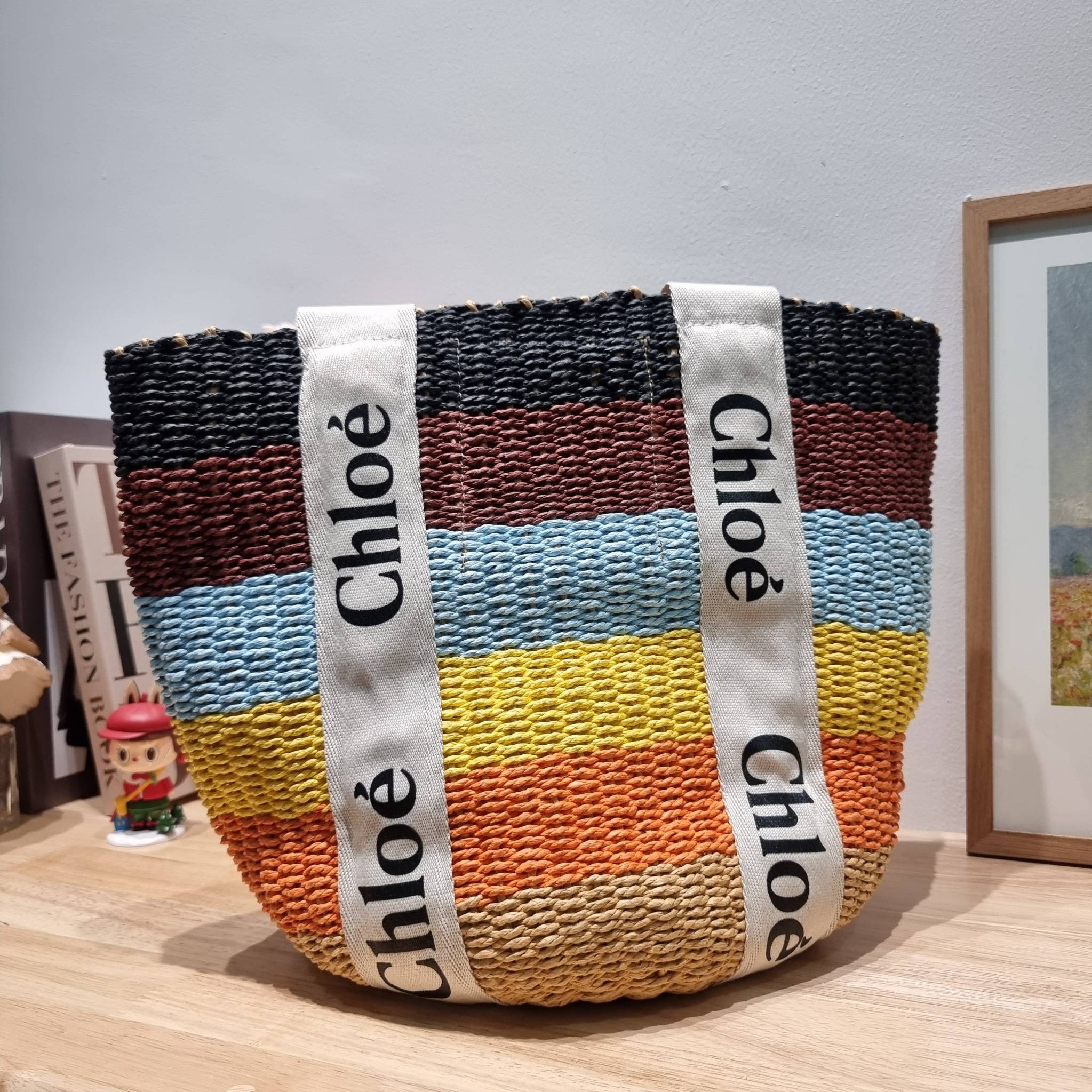 CHLOE LARGE WOODY BASKET Multicolor กระเป๋าสะพายสานทรงตะกร้า ยอดฮิตติดลมของแบรนด์ ด้วยวัสดุสังเคราห์จากธรรมชาติ สานทอเต็มใบออกมาเป็นลวดลายสวยงาม