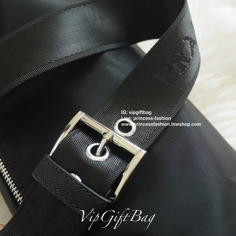 New Arrival Prada Handbag New Collection 2019 วัสดุทำจากผ้า Nylon กันน้ำได้คะ เปิดปิดด้วยซิป อะไหล่เงินทั้งใบ ด้านข้างประดับด้วยโลโก้แบรนด์ เห็นใบเล็กๆ จุของได้เยอะมากคะ กระเป๋าตังค์ยาว เครื่องสำอางค์ เหลือๆ คะ ด้านในบุผ้าลายแบรนด์ มีช่องซิป และ โลโก้แบรน