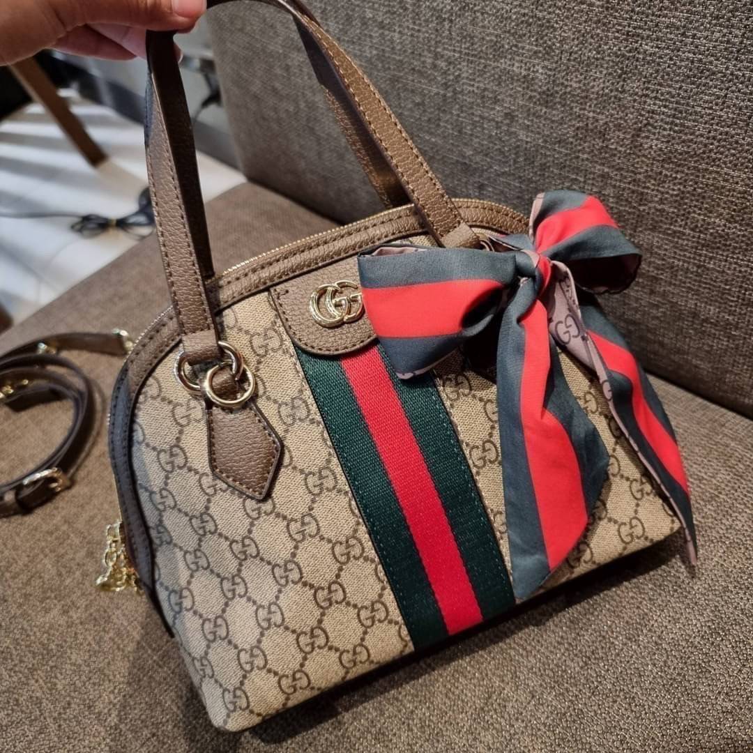 GC CLASSIC SATCHEL BAG กระเป๋าถือ/สะพายทรงโดม รุ่นหายาก สวยคลาสสิค แถมฟรี!! โบว์ผ้าลายแบรนด์ สำหรับตกแต่งหูกระเป๋า ผูกเป็นโบว์ หรือพันถนอมหูกระเป๋าก็เพิ่มดีเทลความหรูได้ วัสดุหนังแคนวาส ดีไซน์แถบคาดโดดเด่น เปิด-ปิดกระเป๋าด้วยซิป หัวซิปตัว G อะไหล่สีทอง เล