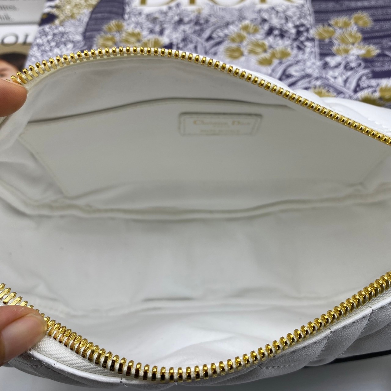 หนังแท้ DIOR MEDIUM DIOR VIBE HOBO BAG รุ่นใหม่ล่าสุด พร้อมส่งที่ไทย เกรดออริจินอลหนังแท้ สวยมากค่ะ ภาพสินค้าถ่ายจากงานขายจริง ใช้งานต่างประเทศได้