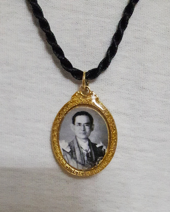 สินค้าหมดค่ะ ล็อกเก็ตในหลวง(ร.9) สองด้านพร้อมสร้อยคอ แบบ2ค่ะ