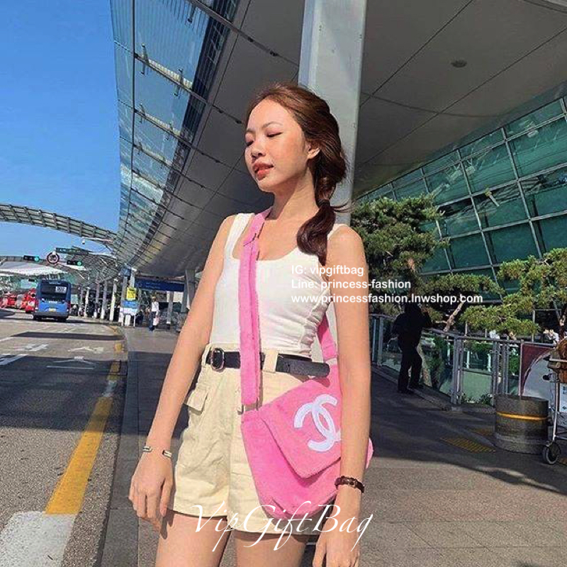 ชมพู MUST HAVE ITEM 2019 !! รุ่นยอดฮิตของ **วัยรุ่นสายสตรีท ทั่วโลก จากงาน CHANEL VIP GIFT **ของแท้100% **มีป้ายNOTFORSALE เป็นกระเป๋า ใบสวยรุ่นหายาก ขนาดกำลังดี ใช้ได้ทั้งหญิงชายเลยค่ะ ขนเฟอร์นิ่มมากกก เก็บของอย่างดี น้ำหนักเบา ด้านในมีช่องใส่ของจุกจิก M