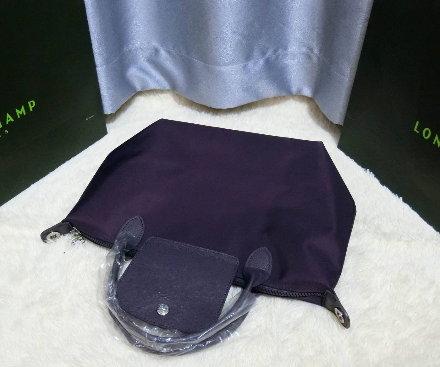 Longchamp Size S สินค้าใหม่ ของแท้!! เป็นล็อตผลิตเกินออเดอร์จากโรงงาน มาพร้อมการ์ด/ถุงผ้าแบรนด์/ถุงกระดาษแบรนด์ Size S: 25 x H. 23 x 16 cm. Color: Milberry 645 (ม่วง)