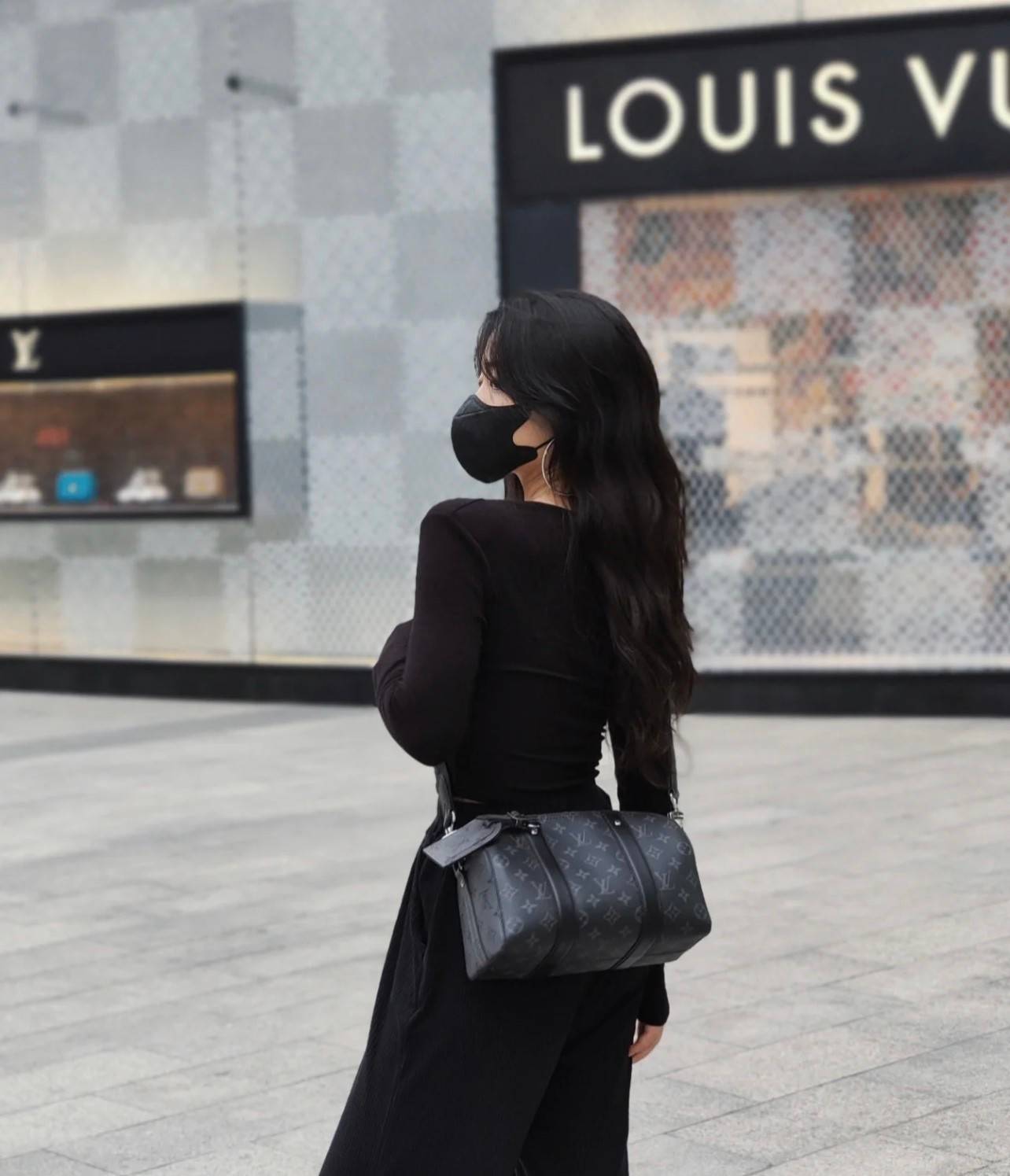 LV CITY KEEPALL Monogram Eclipse Bag กระเป๋าสะพายทรงหมอนสุดคลาสสิค ด้วยดีเทลความเป็นเอกลักษณ์ เรียบหรูด้วยความโดดเด่นจากลวดลายโมโนแกรม ขนาดกำลังดี