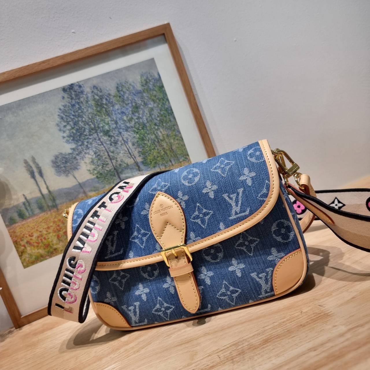 LV diane monogram denim bag กระเป๋ามัลติฟังก์ชั่น ดีไซน์ใหม่ ออกมาได้น่ารักน่าใช้มากๆ สียีนส์สวยมีเสน่ห์ มีสายมาให้ถึง 2 แบบ สายหนังคล้องไหล่ได้ ปรับสะพายข้างได้ และสายสปอร์ตครอสบอดี้ได้