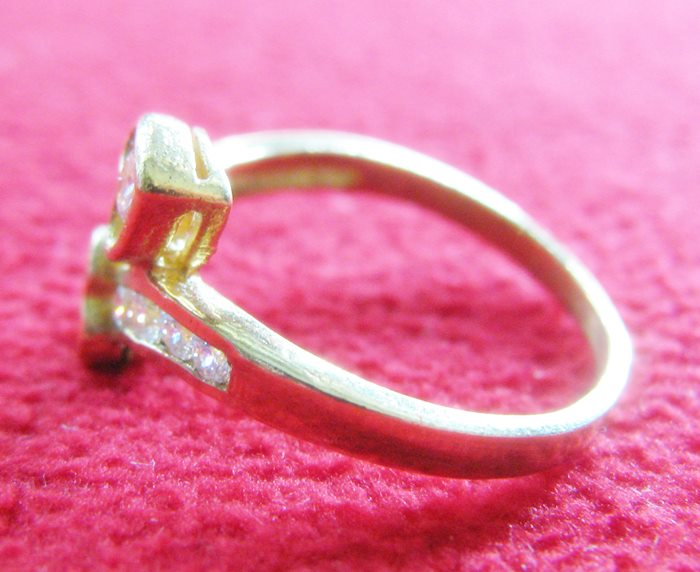 สินค้าหมดค่ะ แหวนเพชรทองเหลือง แบบ2(หัวใจไขว้2ดวง)พร้อมกล่องกำมะหยี่รูปหัวใจค่ะ