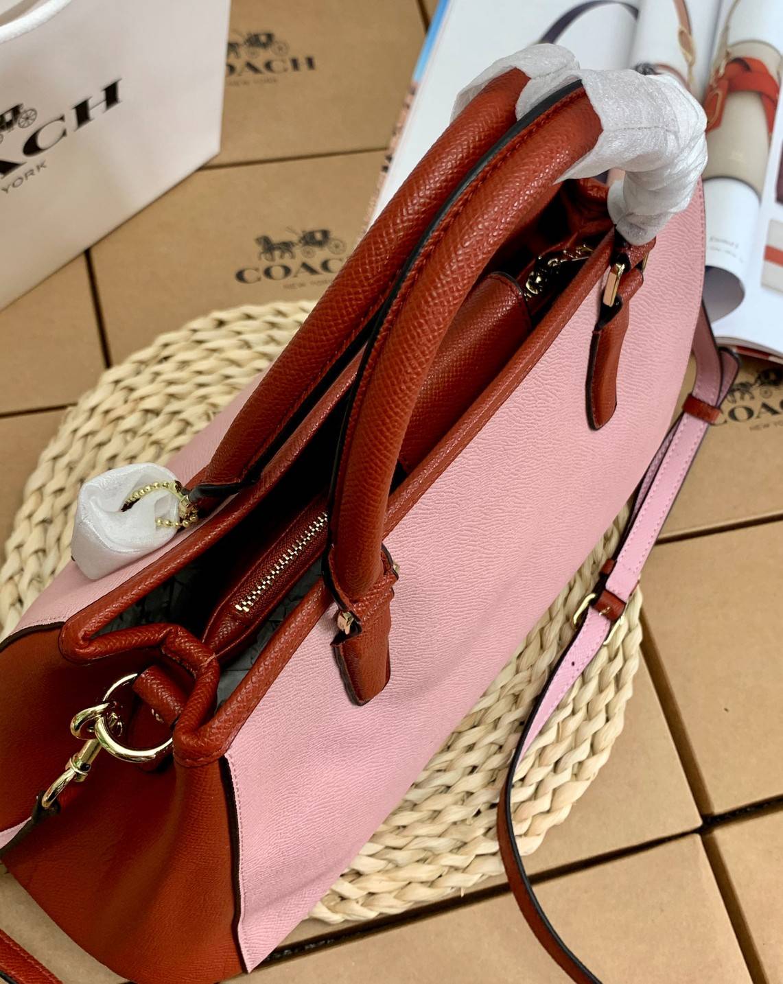 COACH HANDBAG//SHOULDER BAG ((28470)) กระเป๋าหิ้ว//สะพายไหล่ วัสดุหนังแท้ หนังนิ่ม น้ำหนักเบา ใบใหญ่กำลังดีค่ะ ปากกระเป๋าเป็นแบบกระดุมแม่เหล็ก ภายในมี2ช่องใหญ่ ค่อนข้างกว้าง ใส่ของได้ครบเลยทีเดียวค่ะ มีเป็นช่องซิปกลางหนึ่งช่อง และช่องใส่ของจุกจิกได้อีก3ช่