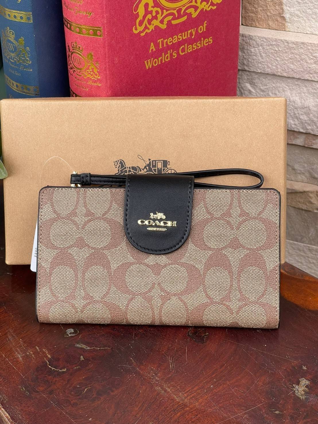 COACH Tech Phone Wallet In Colorblock Signature Canvas (COACH C2874) อีกหนึ่ง collection ของกระเป๋าสตางค์ที่ดีไซน์ทันสมัยให้ใช้งานได้แบบครบครัน เป็นกระเป๋าสตางค์ ที่มีช่องสำหรับใส่โทรศัพท์มือถือ ธนบัตร เหรียญ และบัตรต่าง ๆ ใช้งานแบบ2ด้าน เพิ่มความสะดวกสบา
