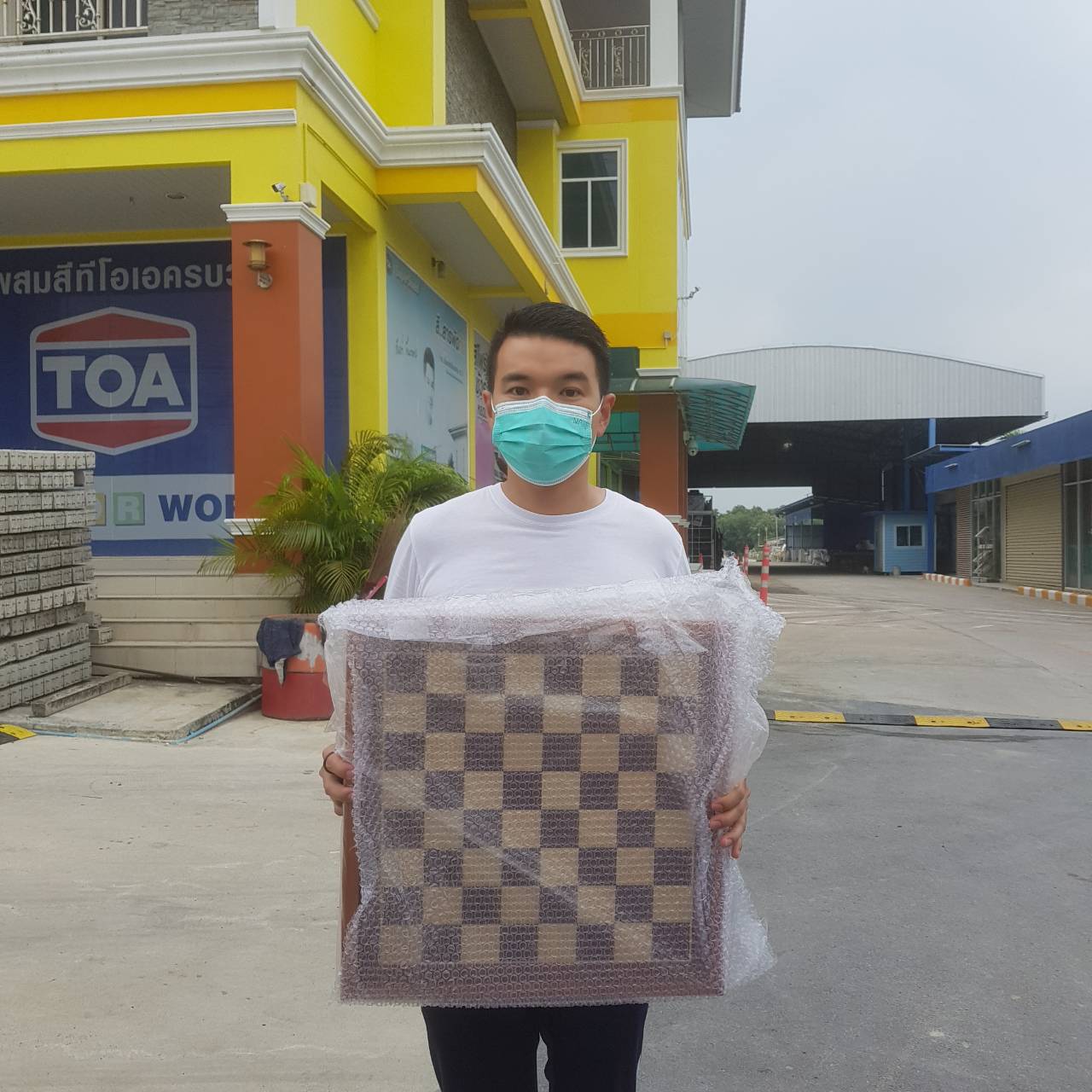 กระดานหมากรุกสากลไม้เคลือบผิวอย่างดีขนาด50x50 cm. ช่องขนาด5x5 cm.