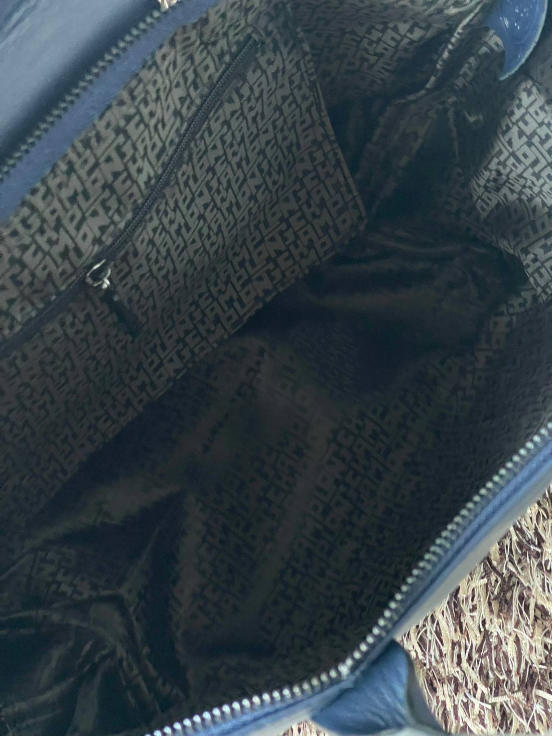 Longchamp Le Pliage Cuir Top handle bag S เรียกว่าเป็นกระเป๋าอีกหนึ่งรุ่นที่ไม่ว่ายังไงก็ฮอตฮิตและติดเทรนด์ตลอดไม่เคยเปลี่ยนกับ ทรง Le Pliage Cuir หนึ่งในตระกูลกระเป๋าสุดไอคอนิกจากแบรนด์