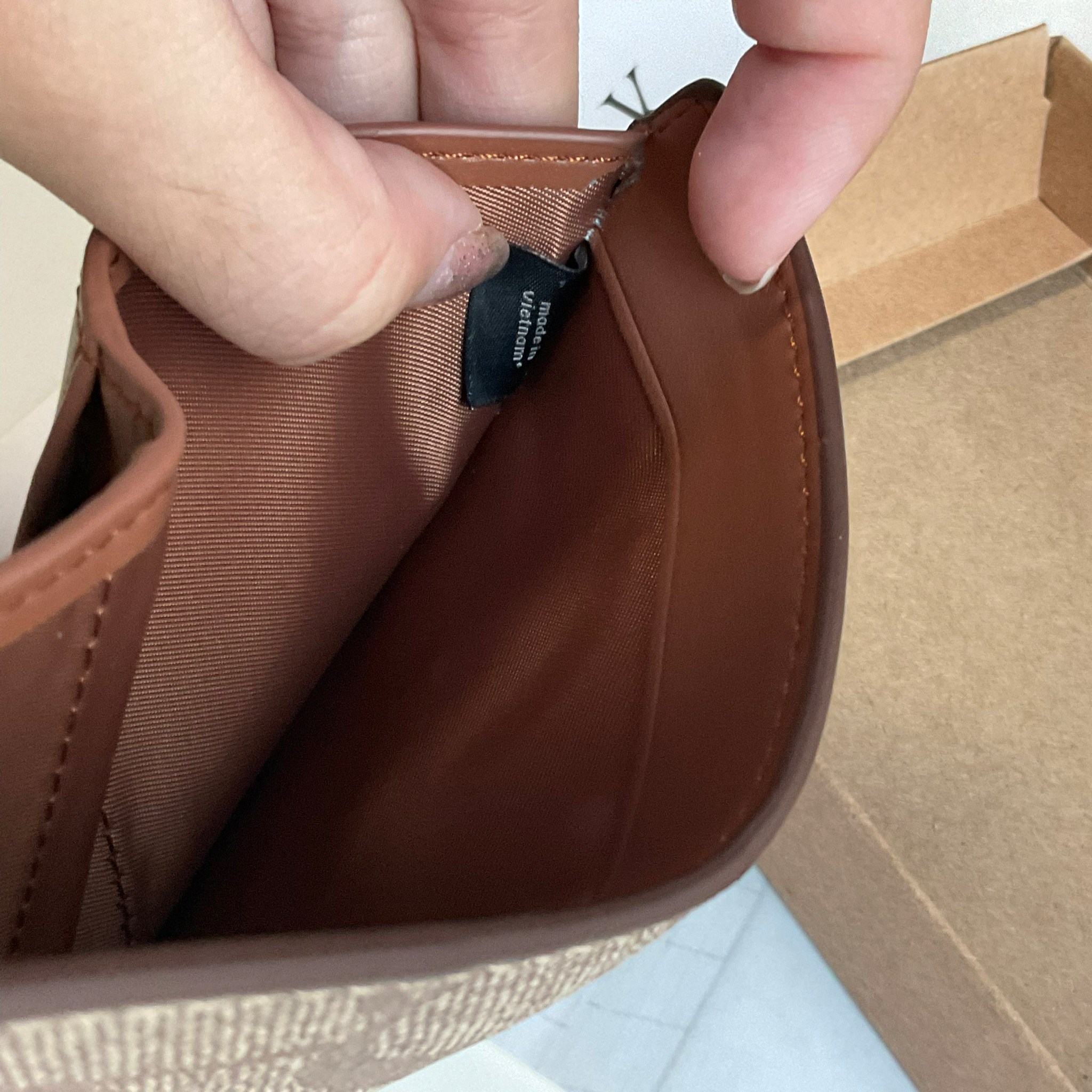 COACH SMALL WALLET IN SIGNATURE CANVAS กระเป๋าสตางค์ใบสั้น แบบพับสามตอน เปิดปิดด้วยกระดุมปั้มแบรนด์ ด้านในมีช่องใส่บัตรหลายช่อง และช่องใส่ธนบัตร ด้านหลังมีช่องซิปเหรียญอีกหนึ่งช่อง น้ำหนักเบา พกพาสะดวก อะไหล่เงาสุดหรู ห้ามพลาดค่ะ!