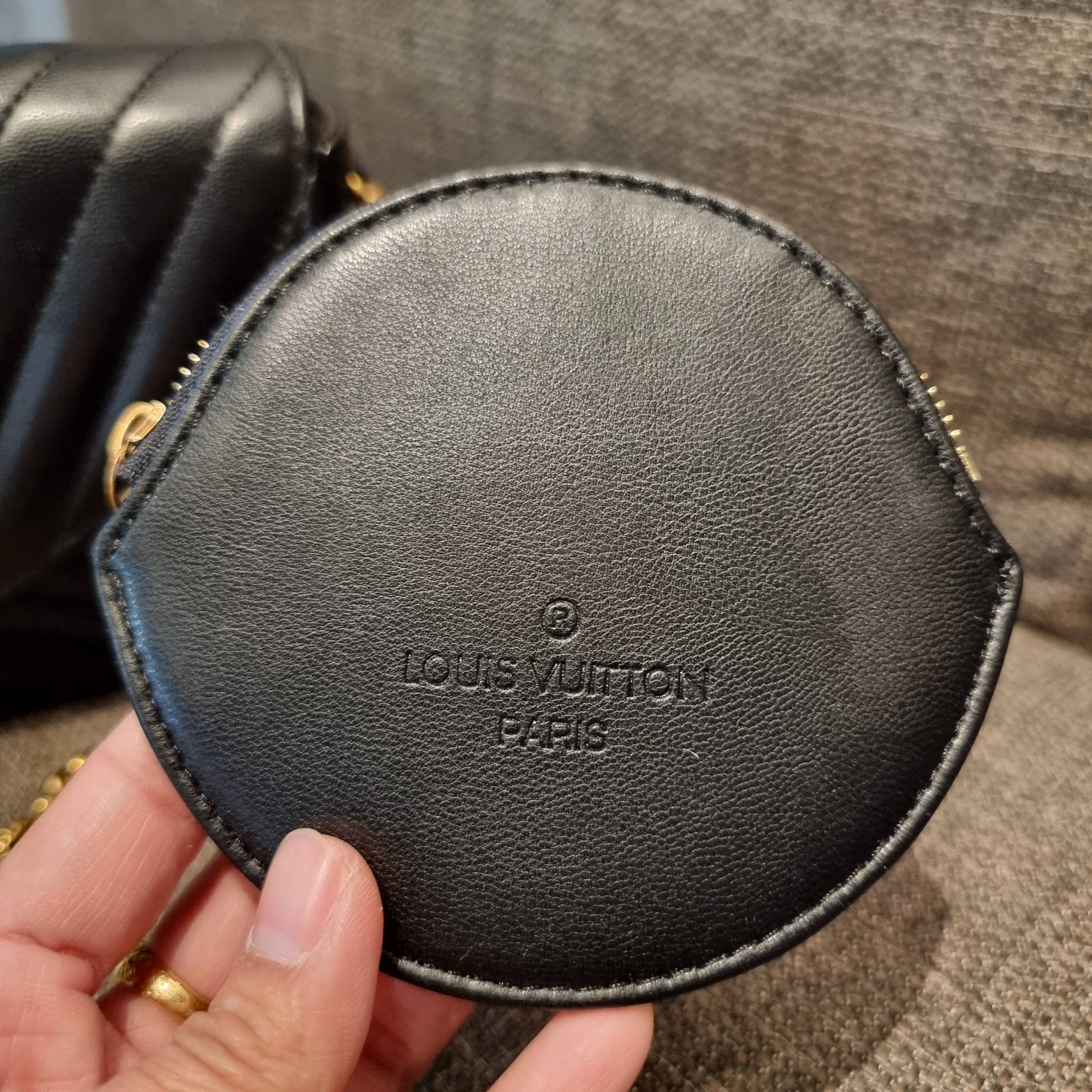 LV new wave pochette multi bag กระเป๋าสะพายมัลติฟังก์ชั่น สุดหรู มาพร้อม box set รับรองว่าดีงาม ลูกเล่นคลาสสิคผสานความวินเทจ มีสายสะพายให้ 2 เส้น และกระเป๋าใบลูก เล็กน่ารัก วัสดุหนังแท้ ภายในเป็นช่องโล่ง แบ่งสัดส่วนมีช่องย่อย ใบนี้ปรับใช้ได้หลายสไตล์ ลุคไ