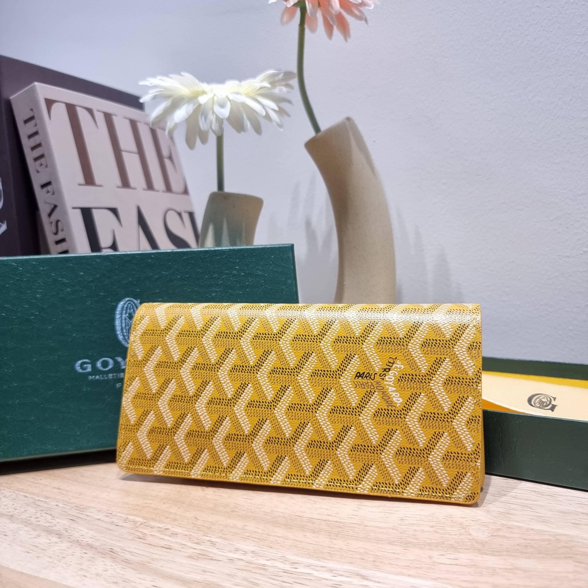 Goyard Bi Fold Long Wallet / GOYARD FLAP WALLET / Goyard Long Wallet กระเป๋าสตางค์ใบยาว รุ่น unisex ที่ใช้ได้ทั้งหนุ่มๆและสาวๆ ไอเท็มนี้ตอบโจทย์สำหรับคนที่ชอบเก็บบัตรเยอะๆ