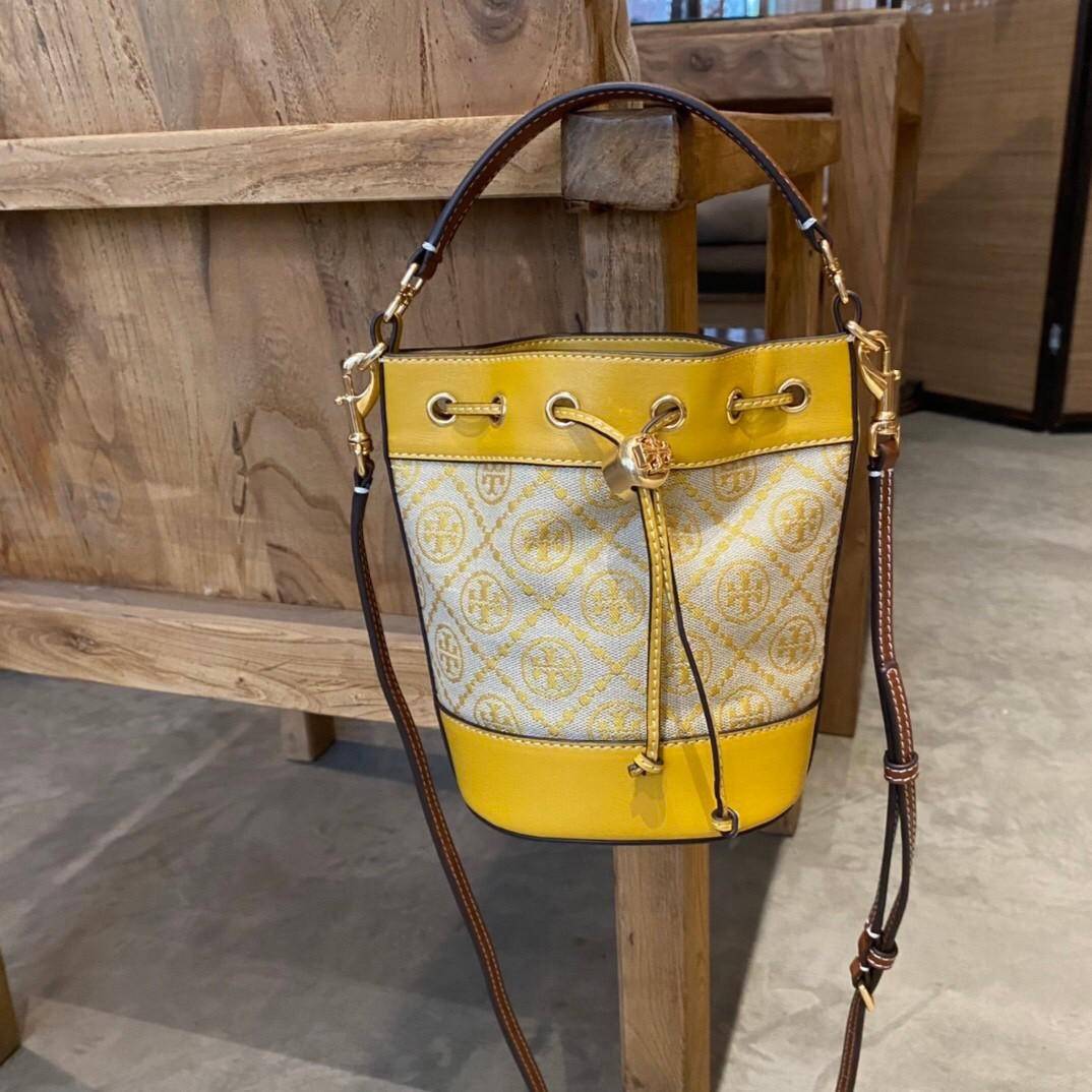 ของแท้ 💯% 】Tory Burch Monogram Jacquard Mini Bucket Bag กระเป๋าถือหรือสะพายไหล่ วัสดุผ้า Canvas โลโก้ Jacquard ทรงถัง ตั้งอยู่ทรง กระเป๋าปักลายแบรนด์ สวยหรู