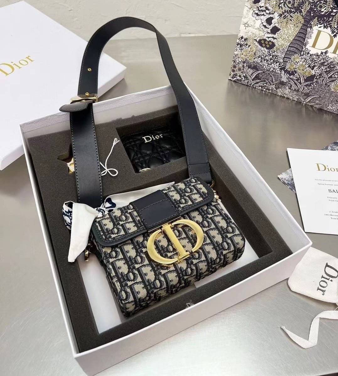 DIOR SET BAG / DIOR 30 Montaigne Box Bag / CD LIMITED EDITION GIFT BOX WITH GOLD STAR BOUTIQUE SET พร้อมเสิร์ฟครบชุด แรร์ไอเท็ม ที่ถูกรวมไว้ในหนึ่งเดียว กับ gift box limited จัดให้ทั้งกระเป๋าสะพายสุดหรู กระเป๋าสตางค์ใบสั้นรุ่นคลาสสิค ribbon เข้าเซ็ท และ g
