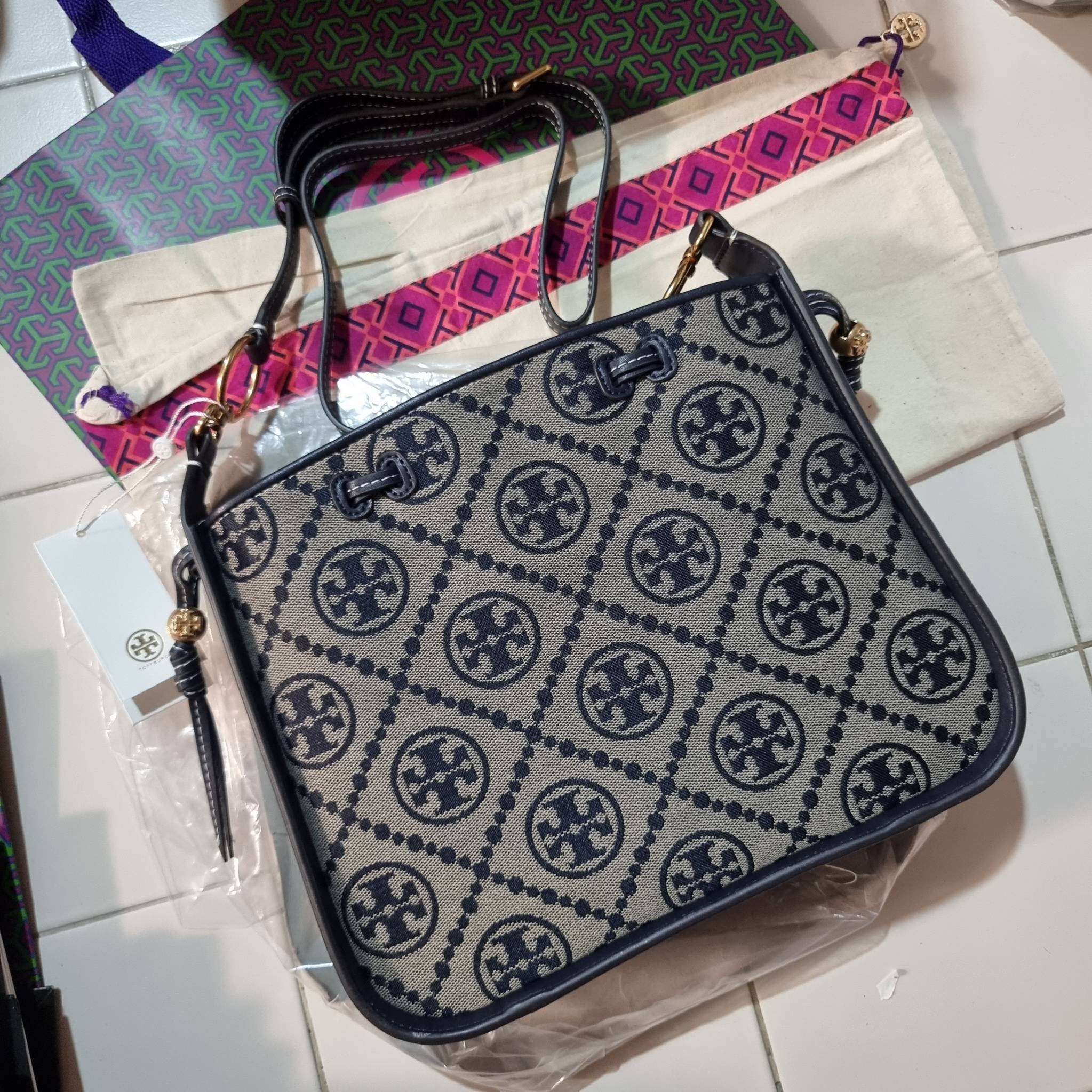 TORY BURCH T MONOGRAM JACQUARD BELL BAG คอลเลคชั่นใหม่ กับกระเป๋าลายโมโนแกรมยอดฮิต ที่มาในรูปทรงดีไซน์สวยเก๋ ชิคๆคูลๆ รับรองว่าไม่มีเกร่อ ตัวกระเป๋าทรงเหลี่ยม รูปเก็บทรงได้ในส่วนของปากกระเป๋า หรือไม่รูด ก็ได้ความสวยไปอีกแบบ วัสดุผ้า jacquard ตัดสลับหนังแท