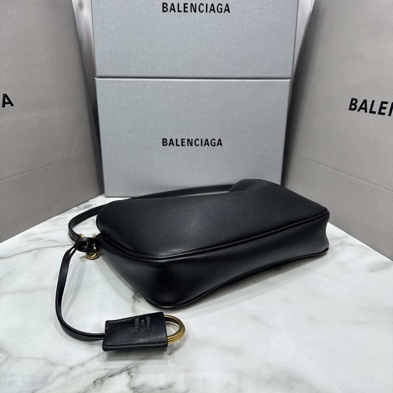 Balenciaga Rodeo Sling Pochette / Balenciaga shoulder leather bag 22cm กระเป๋าสะพายทรงพอชที่สุดของไฮแบรนด์สุดไอคอนิค ดีไซส์เรียบหรู สวยจับต้องได้ ถือหรือสะพายไหล่ได้เก๋มากๆ ถือออกงานก็ได้ลุคไฮแฟชั่นหรูๆ