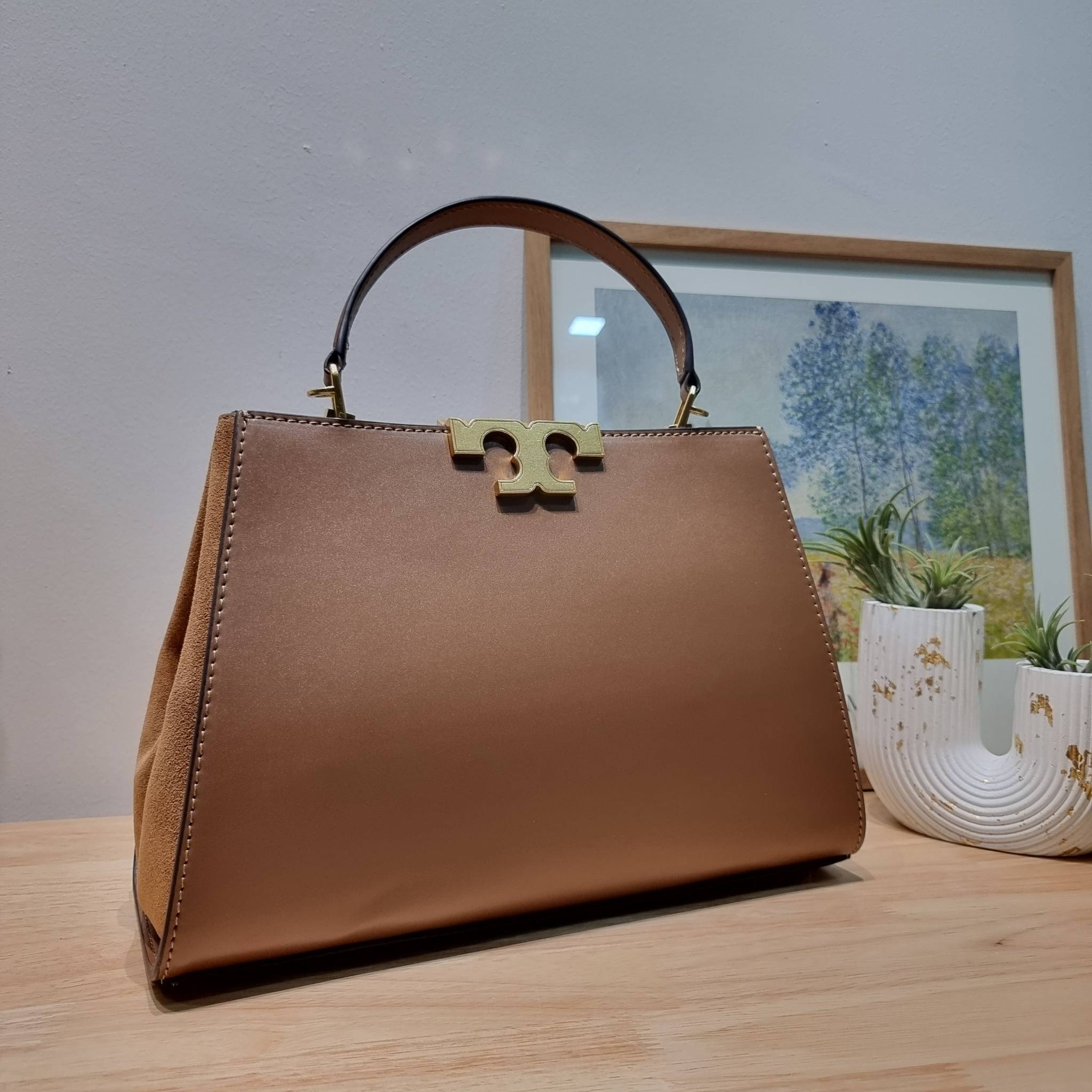 TORY BURCH ELEANOR SPAZZOLATO SATCHEL ใหม่และดูดีเกินต้าน กับกระเป๋าถือทรงสวย ใบใหญ่ ดีไซน์ผู้ดีเรียบหรู ถือขับผิวไปเลยทุกสี สวยคม มาพร้อมหูจับในตัว