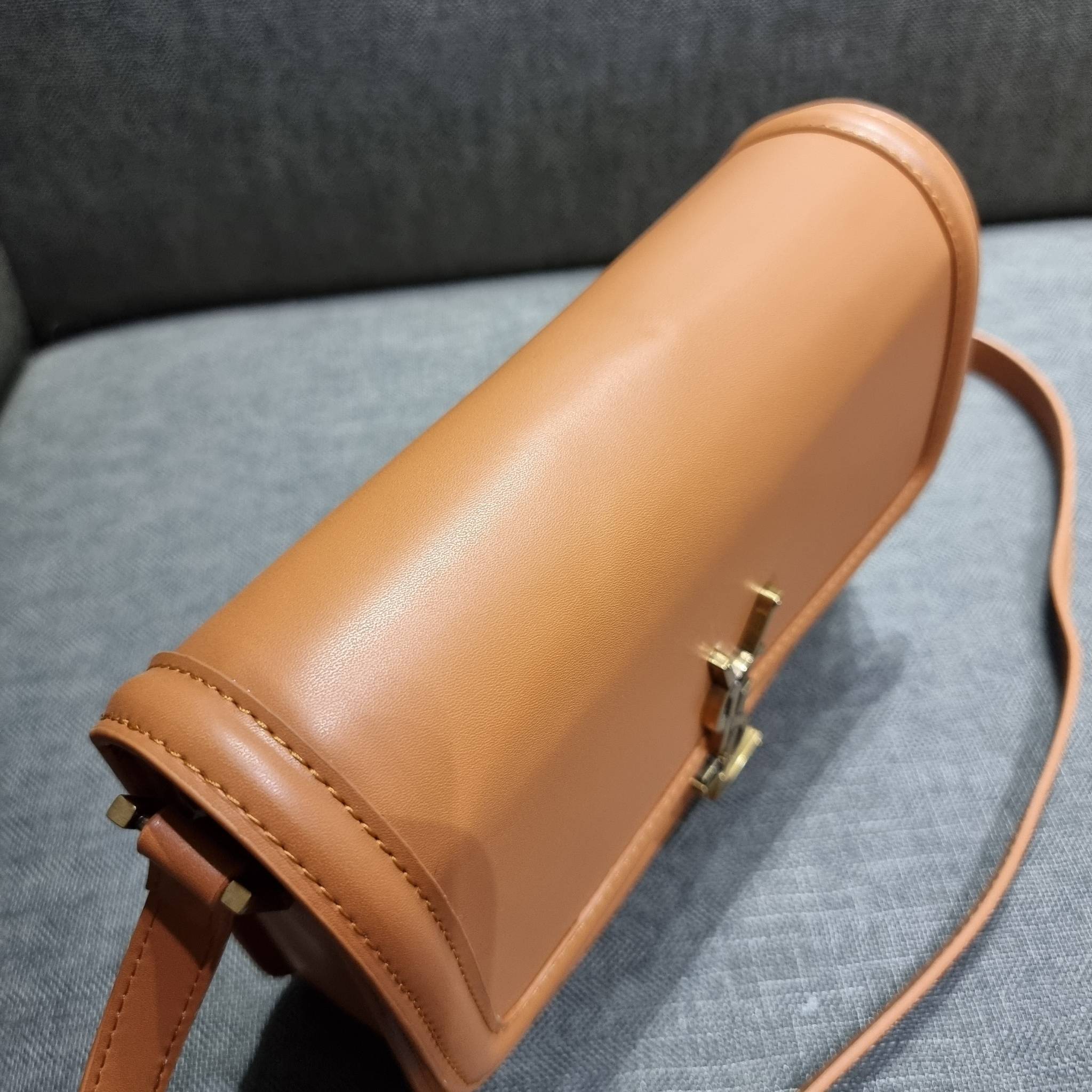 YSL SOLFERINO SATCHEL LEATHER / Yves Saint laurent crossbody bag กระเป๋าสะพายข้าง โลโก้โดดเด่น ดีเทลดูแพงด้วยตัวล็อค ใช้งานง่าย แน่นหนา วัสดุหนังแท้เต็มใบ ภายในเป็นช่องโล่ง ใส่ของสำคัญได้เลยสบายๆ สายสะพายครอส ปรับใช้ได้ตามตัว ใบจริงสวยคม ราคาสุดคุ้มพร้อม 