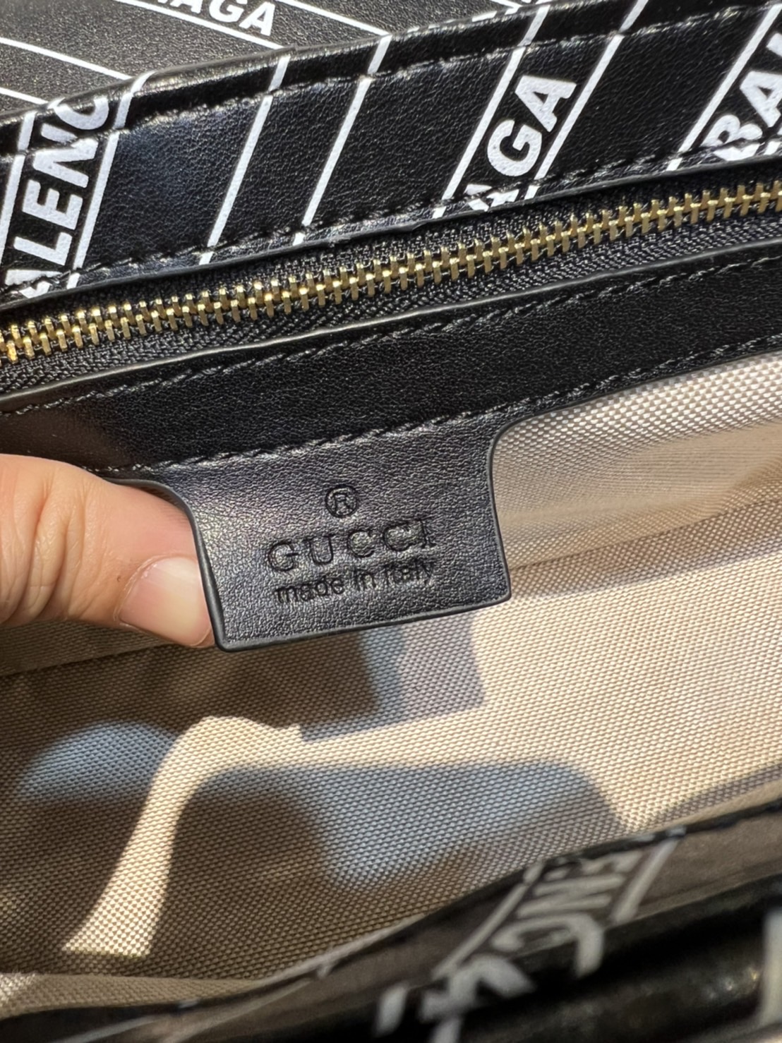หนังแท้ GUCCI The Hacker Project small GG Marmont bag Balenciaga print leather คอลเลคชั่นผสมผสานเอกลักษณ์ความหรูของ 2 แบรนด์ดัง ที่ยอดขายดีตั้งแต่วันแรกที่ลง shop ด้วยรูปทรงที่กะทัดรัด ตอบโจทย์ได้ทุกลุค ทุกไลฟ์สไตล์ ใช้งานได้ง่ายคล่องตัว เรียกได้ว่าใครไม่