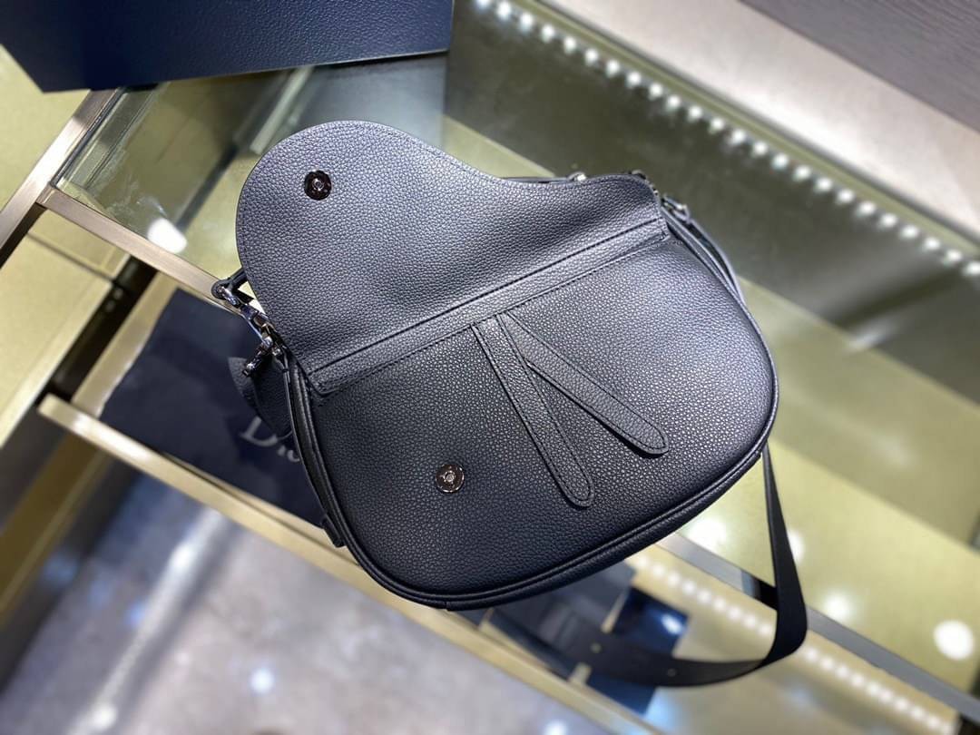 CHRISTIAN DIOR BLACK GRAIND GALFSKIN MINI SADDLE SOFT BAG / Dior Messenger Bag เกรดใช้งานสลับของแท้ เกรดออริจินอล ภาพสินค้าถ่ายจากงานขายจริง ใช้งานต่างประเทศได้