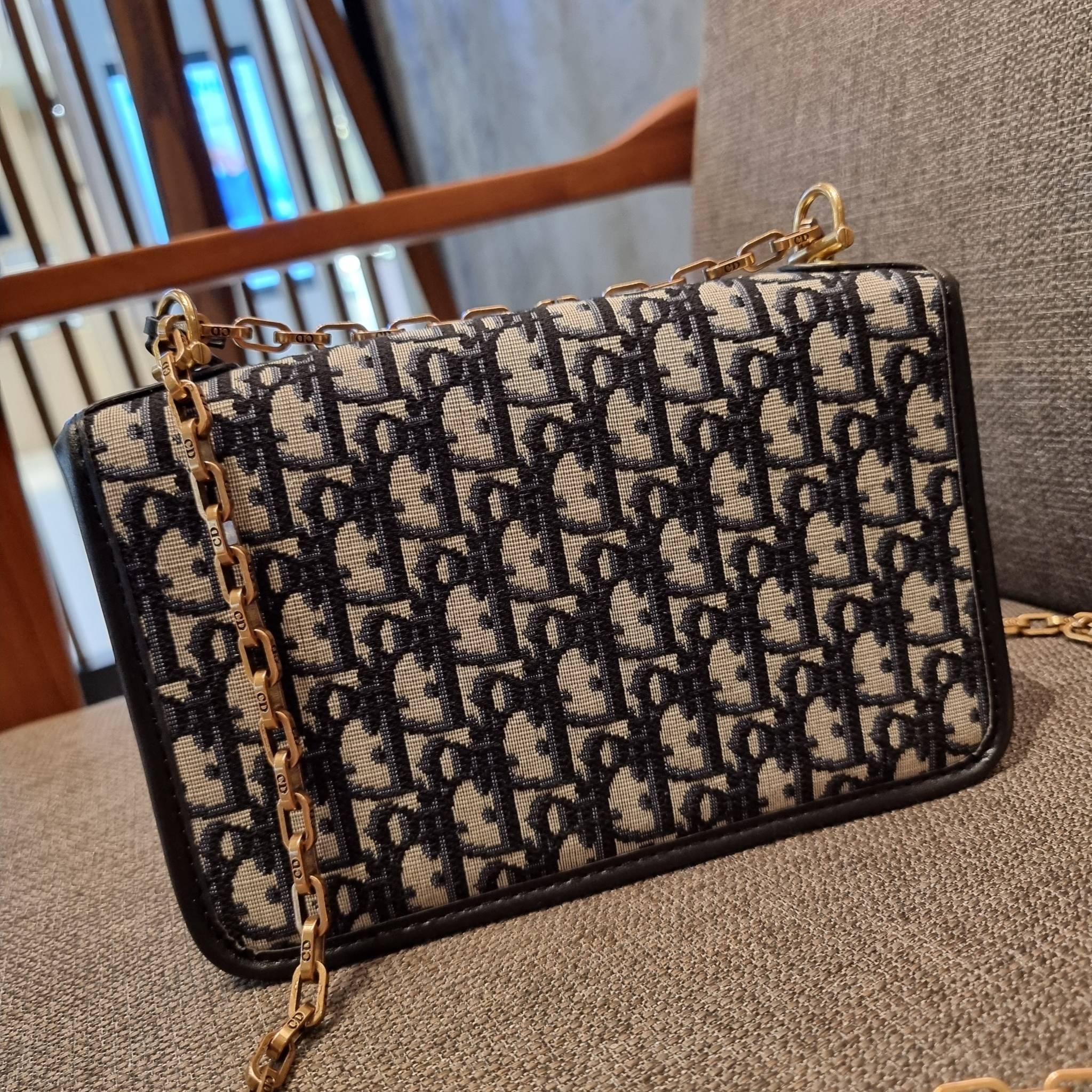 DIOR CD ADDICT FLAP BAG กระเป๋าสะพายดีไซน์คลาสสิค สวยผู้ดี โดดเด่นด้วยโลโก้และอะไหล่ตัวล็อคสีทอง เพิ่มดีเทลความหรูขึ้นไปอีก วัสดุผ้าแคนวาสทอลวดลายเอกลักษณ์ ภายในเป็นช่องโล่ง มีช่องซิป สายสะพายโซ่ในตัว ปรับใช้ได้ 2 แบบ สะพายข้าง หรือสะพายโซ่คู่ที่ไหล่ก็สะด