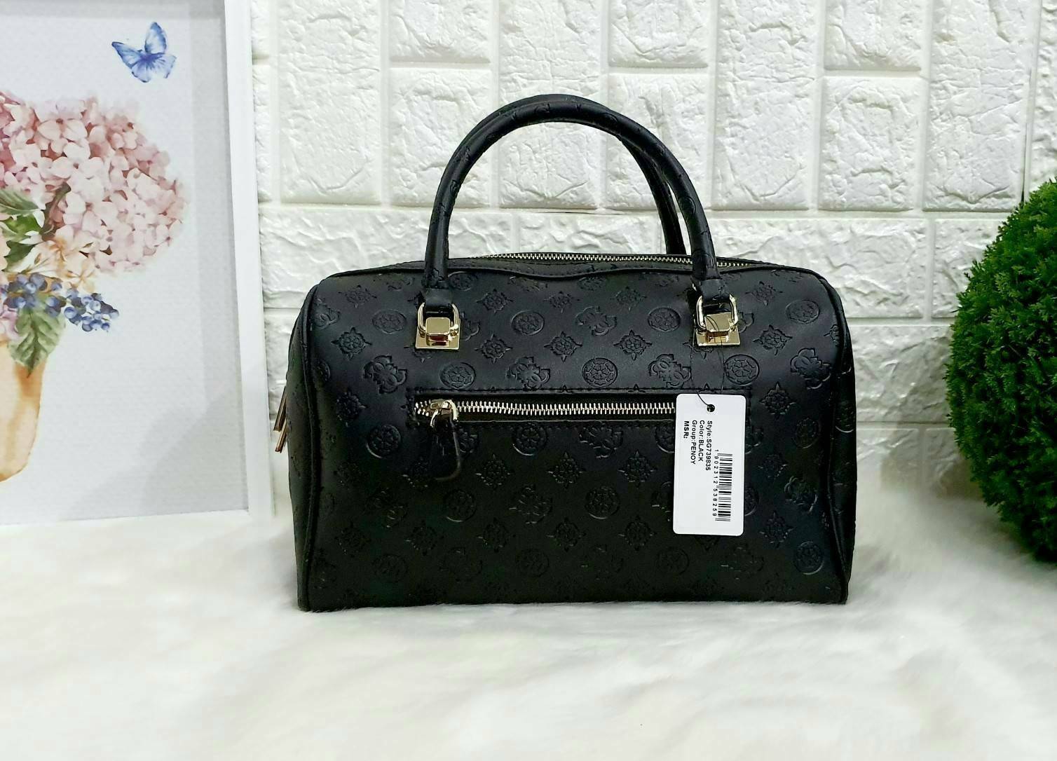 Guess Peony Classic Box Satchel คอลเลคชั่นใหม่สวยหรูจาก Guess กระเป๋าสะพายหนังนิ่มปั๊มแบรนด์รอบใบ ขนาดกำลังดี ฐานกระเป๋ามีหมุดรองฐานกันรอย หัวซิปปั๊มแบรนด์ ภายในกว้างจุของได้เยอะ มาพร้อมสายปรับและถอดออกได้ พร้อมส่ง 4 สี สวยทุกสี พลาดไม่ได้กับสาวยุคใหม่เลย