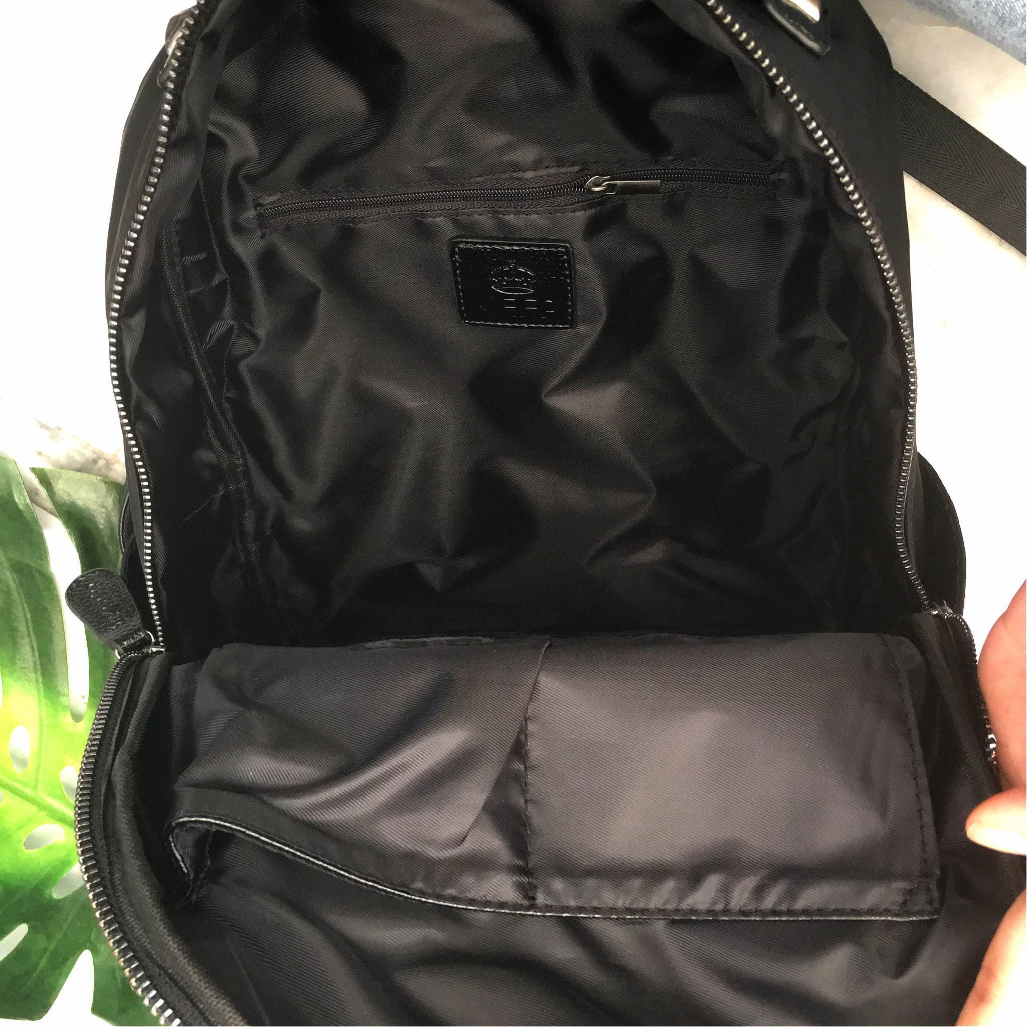 ใหม่ล่าสุด !!! เป้ไนล่อน แบรนด์ KEEP รุ่น Keep classic nylon backpack รุ่นนี้ถือเป็นรุ่นขายดีที่สุดของแบรนด์เลย จุดเด่นที่ กระเป๋า ผ้าไนล่อน น้ำหนักเบา ดีไซด์ ทันสมัย เข้าได้กับทุกชุด สายสะพายเป็นหนังอย่างดี ทนคะ สะพายสบายไหล่คะ ตัวกระเป๋ามีช่องเก็บของจุก