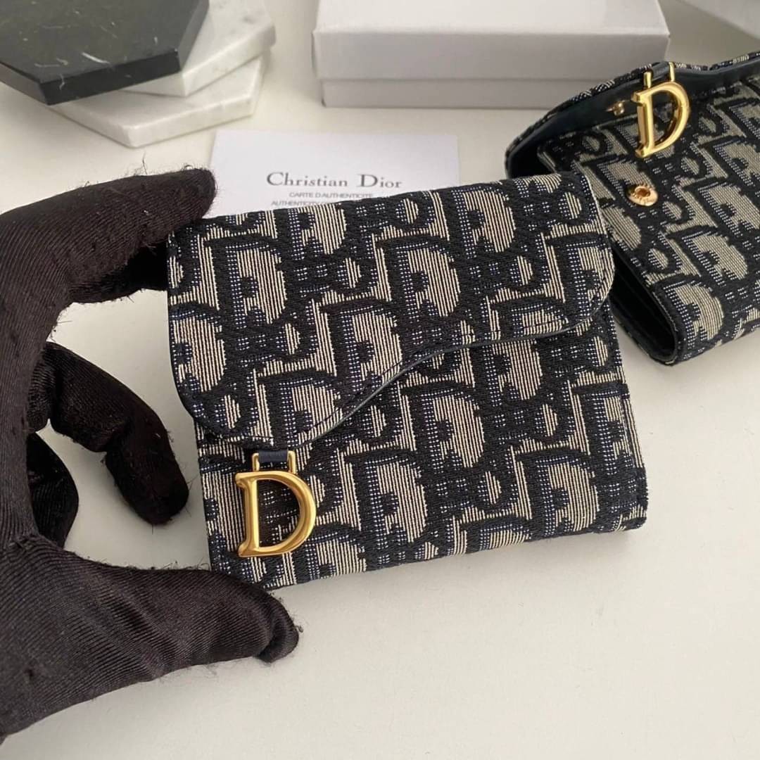 VIP 🥂DIOR Wallet Saddle Lotus / Dior tri-fold wallet กระเป๋าสตางค์ 3 พับ วัสดุหนังแท้ และผ้า Jacquard อย่างดี ทอสวยงาม ผสมผสานความสง่างามและคลาสสิกที่เข้ากับยุคสมัย ภาพสินค้าถ่ายจากงานขายจริง ใช้งานต่างประเทศได้