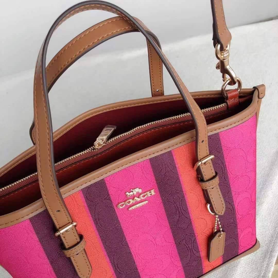 COACH C4086 MOLLIE TOTE 25 IN SIGNATURE JACQUARD WITH STRIPES แจกความสดใสด้วยลุคคัลเลอร์ฟูล กระเป๋าทรงโท้ท มินิไซส์ ตกแต่งลายเอกลักษณ์ถักทออยู่บนผ้า jacquard ตัดกับลายเส้นสีสันสวยงาม ลงตัวไม่ซ้ำใคร ภายในเป็นช่องโล่ง มีช่องซิปกลางใส่ของได้ ขนาดกำลังดีแบบใส