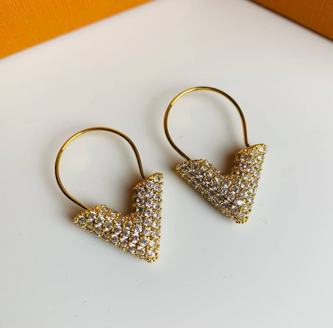 LV earring / Louis Vuitton earring ต่างหูหลุยส์ เกรดออริจินอล งานเคลือบโลหะทอง ไม่ลอกไม่ดำ เงาสวยคล้ายของจริงมากที่สุด สวยหรูหรา ผู้ดี ไฮโซสุดๆ งานเล่นไฟสวยมากค่ะ คอนเฟิม !!!!! เกรดสั่งทำแบบละเอียดที่สุด เก็บรายละเอียดครบ ปั้มโลโก้ สวยมากค่ะ