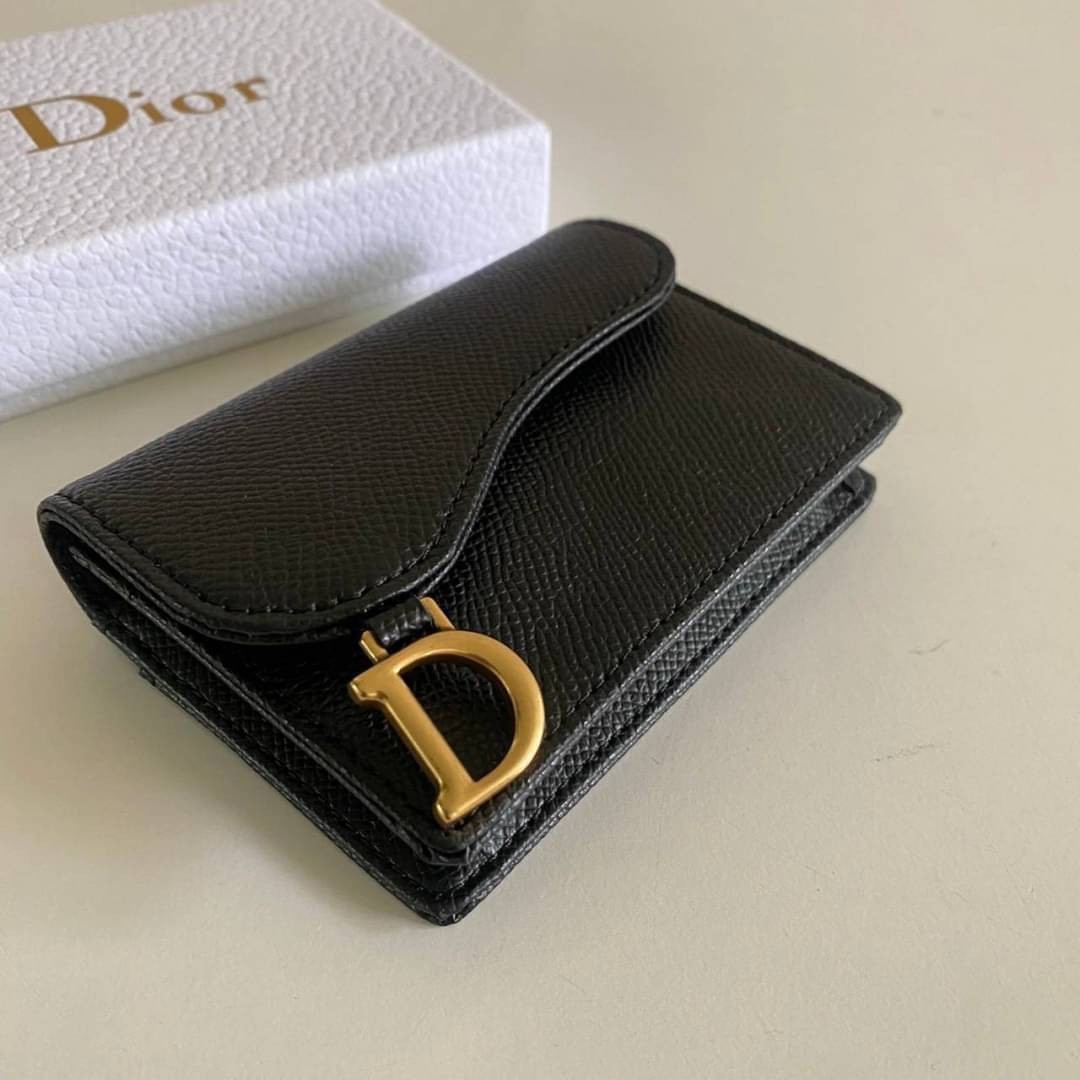 DIOR Wallet calfskin / DIOR SADDLE FLAP CARD HOLDER งานหนังแท้ กระเป๋าใส่เหรียญใส่การ์ดอะไหล่ทอง มาพร้อม กล่อง ถุงผ้า ถุงกระดาษ พร้อมส่งที่ไทย ภาพสินค้าถ่ายจากงานขายจริง ใช้งานต่างประเทศได้