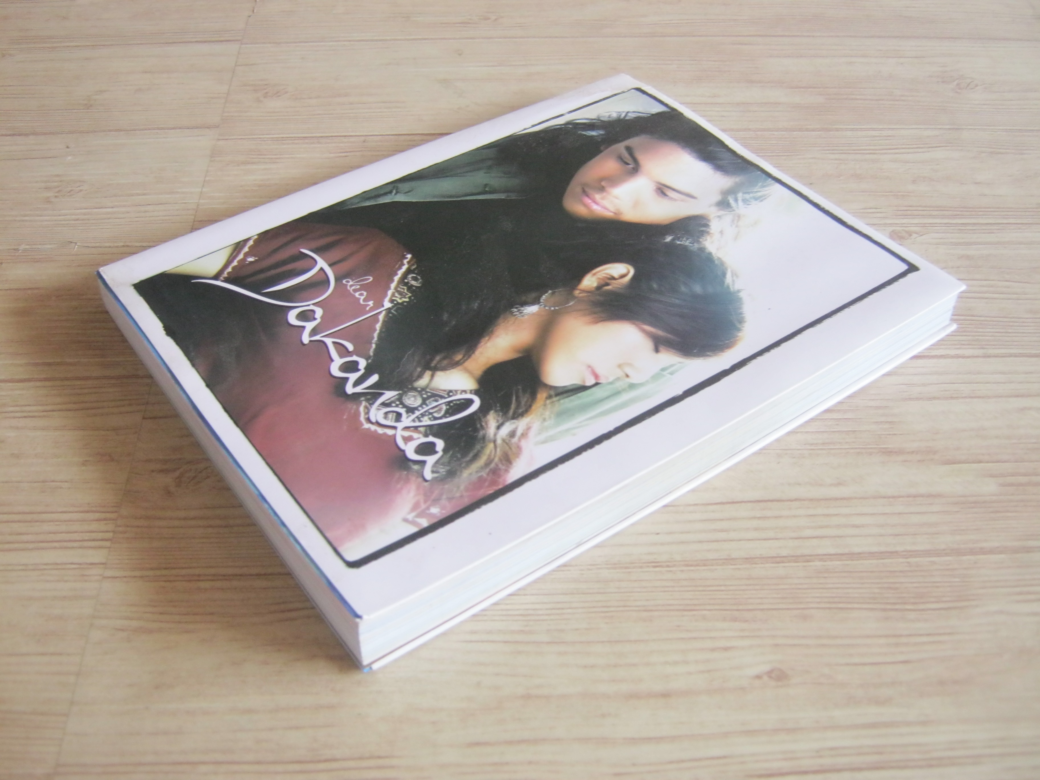 กล่องไปรษณีย์สีแดง อภิชาติ เพชรลีลา เขียน (มีตำหนินิดหน่อย ดูรูปด้านในค่ะ)