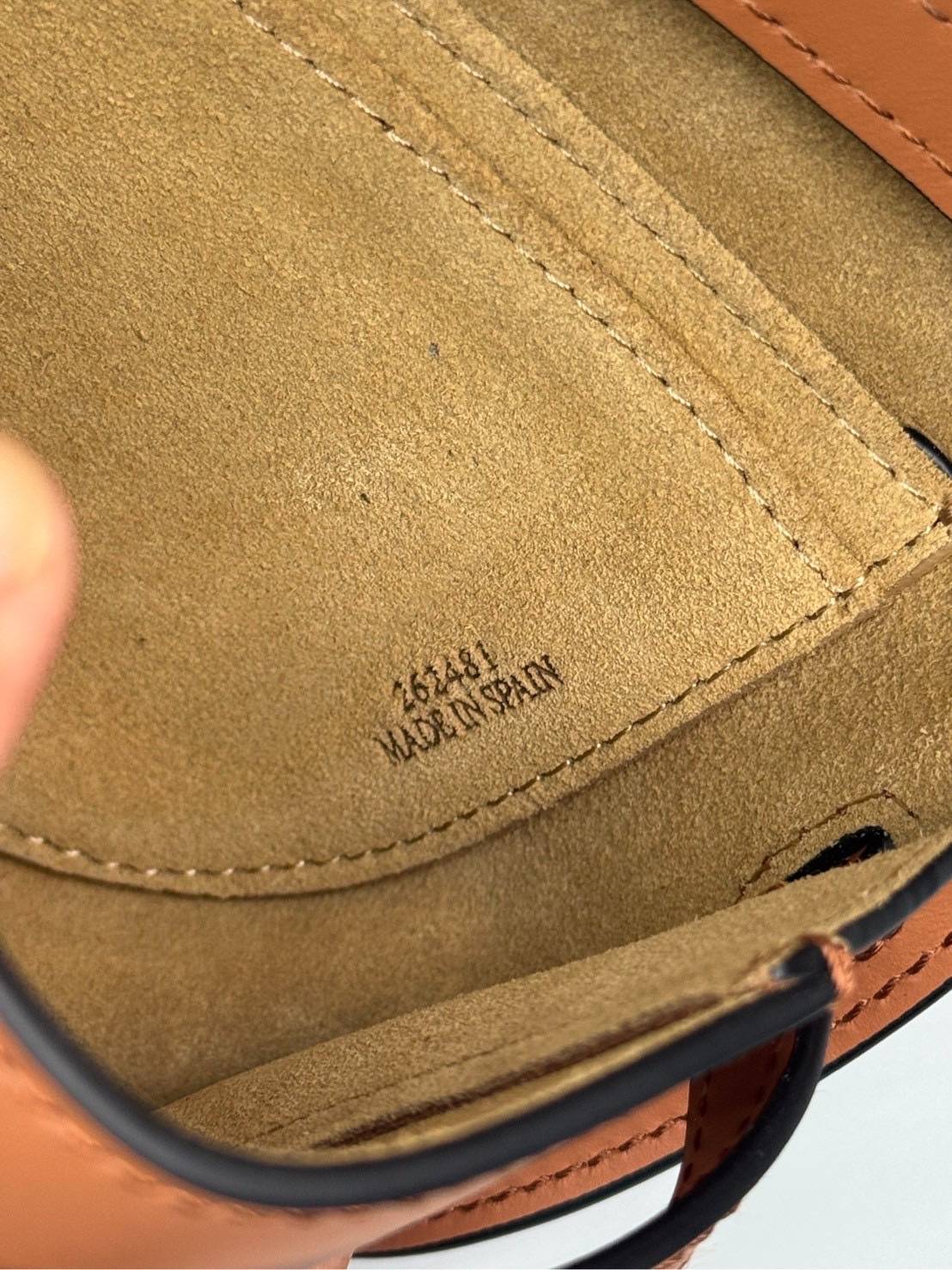 TOP ORI หนังแท้ | Loewe Mini Gate bag กระเป๋าสะพายทรงสวยไซส์มินิ ใช้ได้ทั้งหนุ่มๆและสาว คูลๆ สุดยอดแบรนด์ที่ดีไซน์เป็นเอกลักษณ์ โดดเด่น สวยหรู สไตล์คลาสสิค