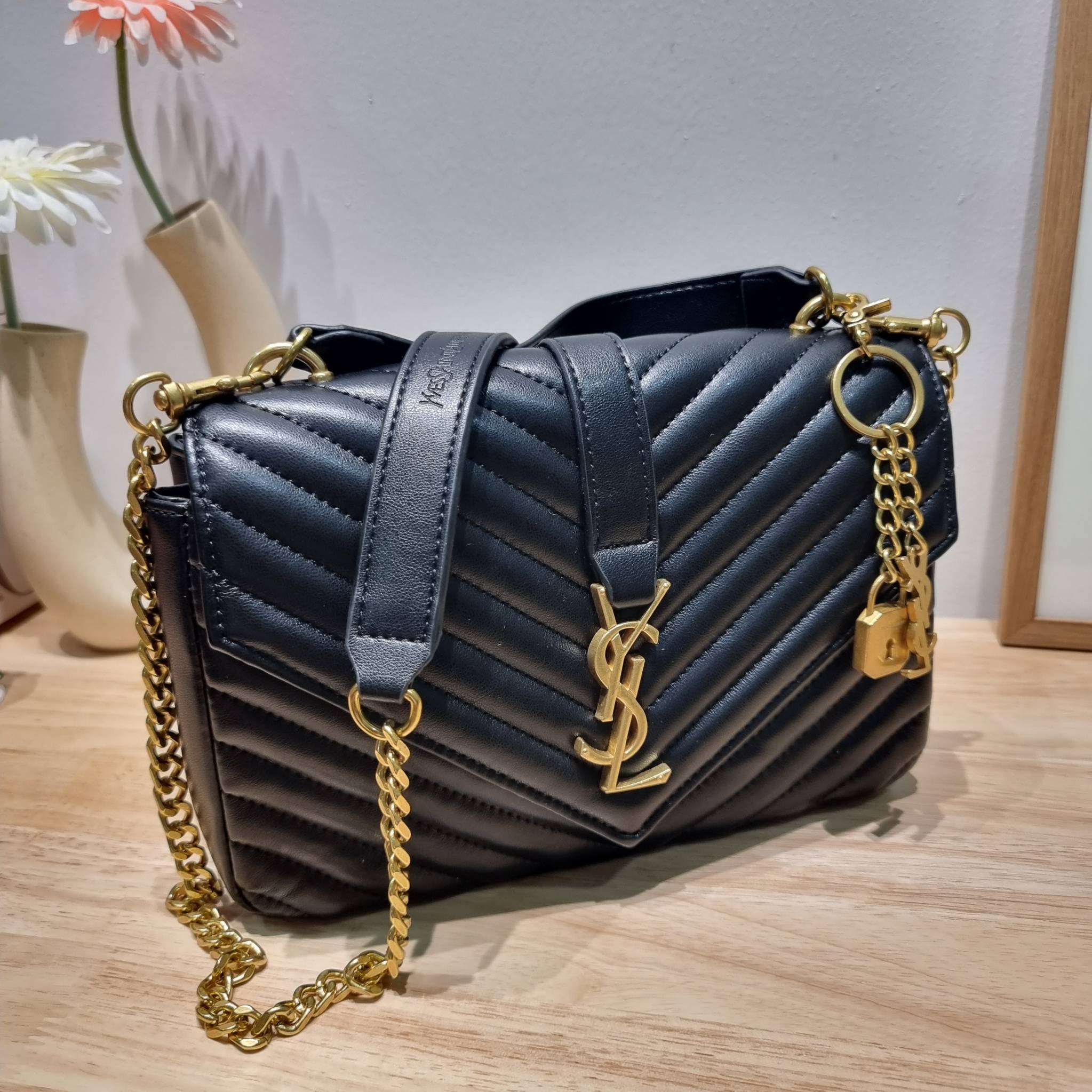 YSL College Medium Bag / Yves Saint laurent crossbody boutique กระเป๋าสะพายไหล่ ดีไซน์ทรงสวยหรู พิเศษ แถมฟรี พวงกุญแจห้อยเอกลักษณ์แบรนด์ ดูแพงไปหมดจริงๆไอเท็มนี้