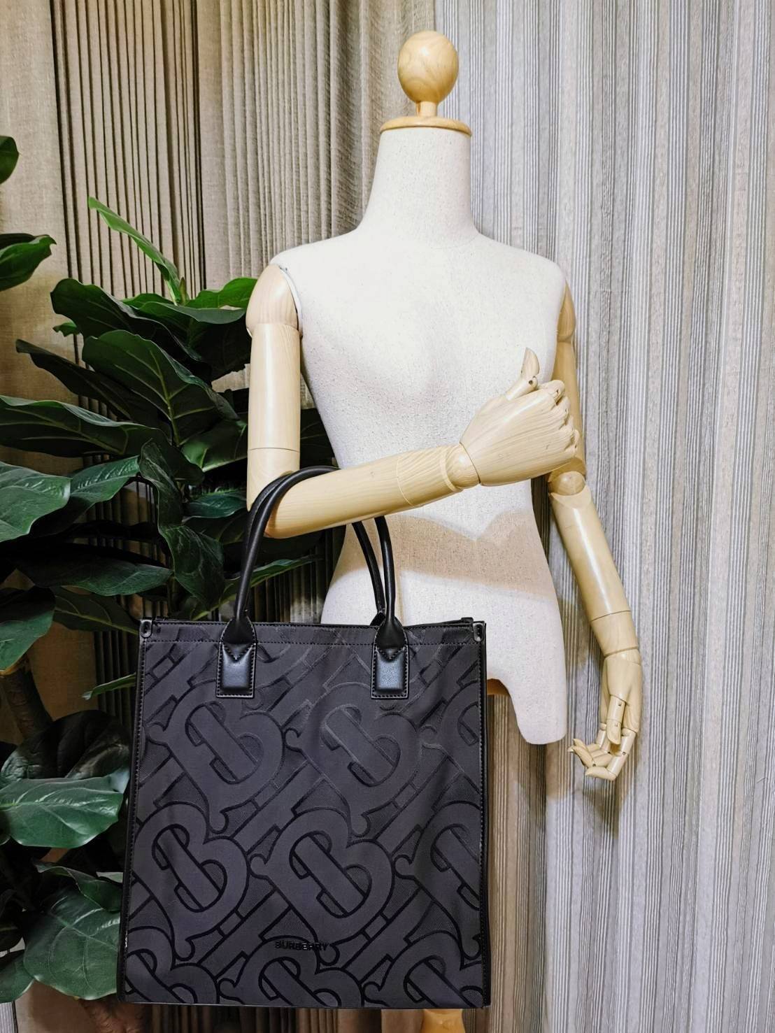 VIP 】ห้ามพลาด! พร้อมส่ง Rare Items! NEW ARRIVAL! BURBERRY FRAGRANCES MONOGRAM TOTE BAG VIP GIFT WITH PURCHASE (GWP) Limited Edition จาก BURBERRY PURFUME COUNTER วัสดุหนังแท้และ POLYAMIDE ขึ้นลาย TB Monogram ประดับโลโก้ด้านหน้า ใบใหญ่จุใจ ใส่หนังสือ เอกสาร