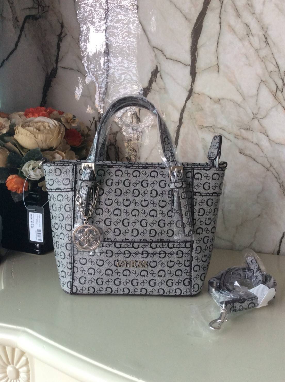 Don’t Miss! GUESS CATE MINI CROSS BODY BAG กระเป๋าถือหรือสะพายรุ่นที่ฮิตและขายดีที่สุดจาก GUESS FACTORY หนัง Saffiano ลาย GUESS Signature สวยอยู่ทรง ขนาดกำลังดี น้ำหนักเบา ด้านหน้าประดับโลโก้พร้อมพวงกุญแจโลโก้แบรนด์ห้อยที่หูกระเป๋าถอดเเยกใช้ได้ เปิดปิดด้ว