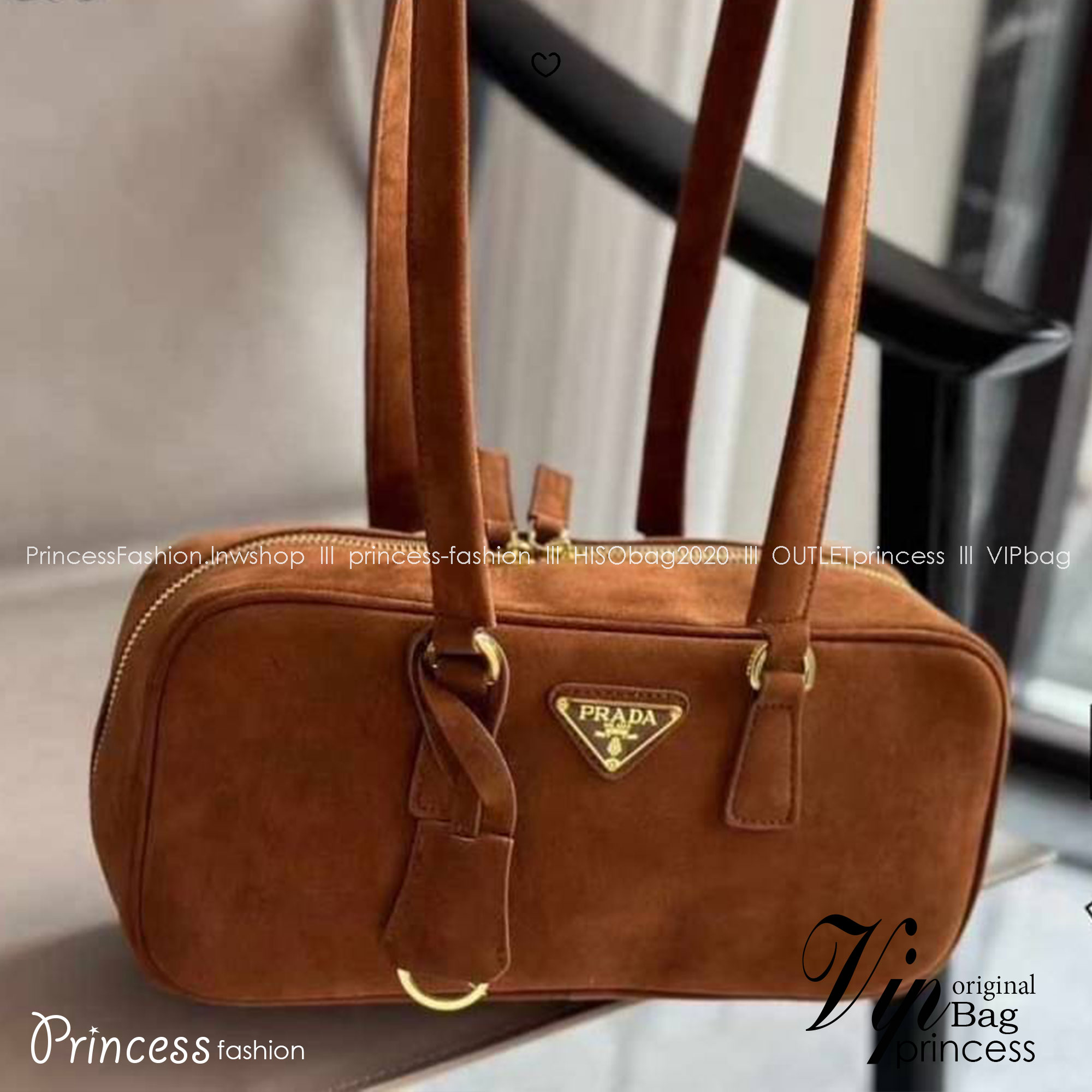 PRADA Suede Shoulder Bag กระเป๋าถือ/สะพายไหล่สุดชิค งานหนังกลับสวยเก๋ สวยเด่นเป็นเอกลักษณ์มาก ดีไซน์เรียบแต่มากมีอยู่จริง สวยดูแพง ที่ไม่มีตอนนี้คือพลาด