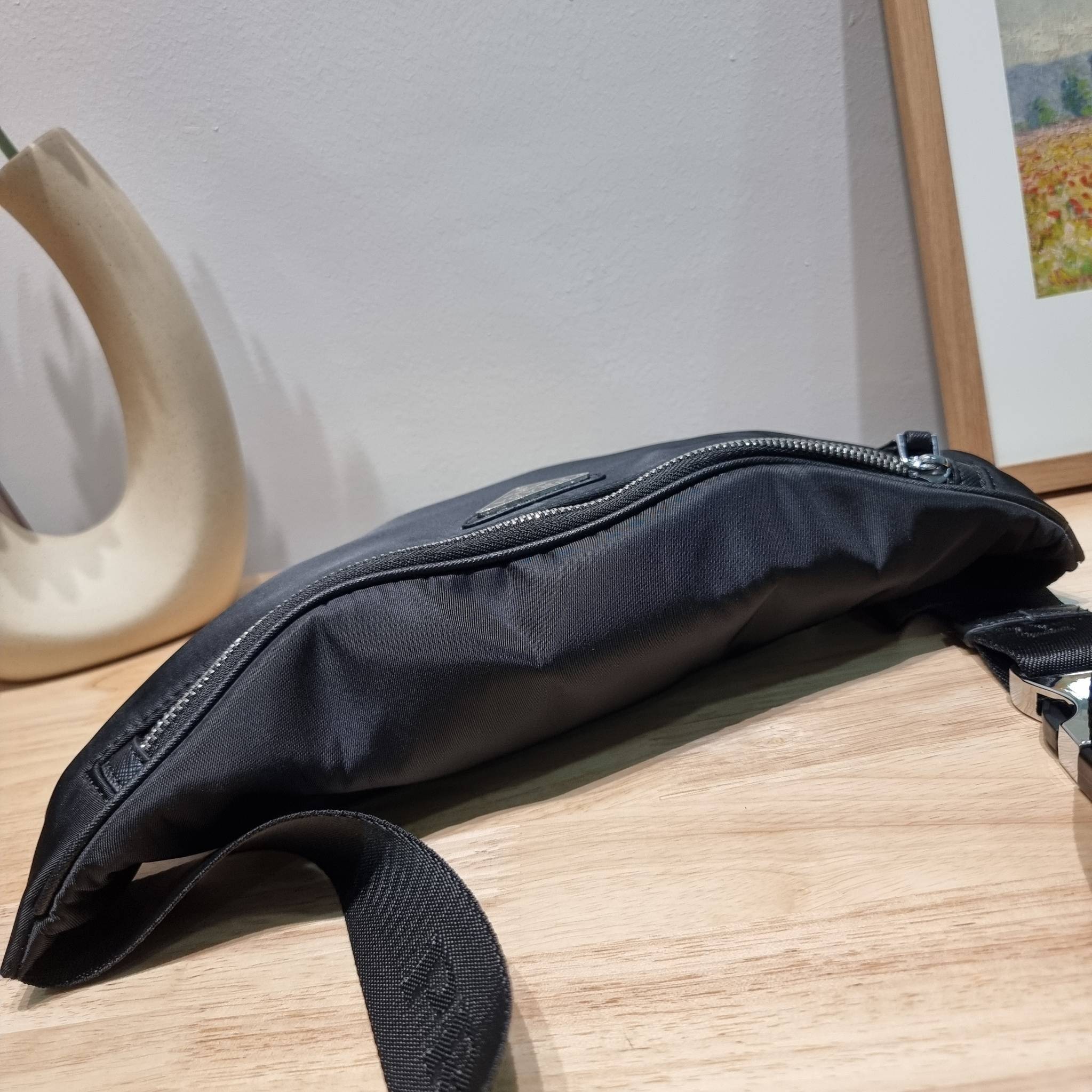 PRADA NYLON BUM BAG / PRADA Nylon Belt Bag กระเป๋าคาดอก รุ่นยอดฮิต ที่ใครๆก็ตามหา ด้วยดีไซน์คลาสสิค ใช้งานง่าย คล่องตัวสุดๆ เปิด-ปิดด้วยซิป ภายในโล่งกว้าง