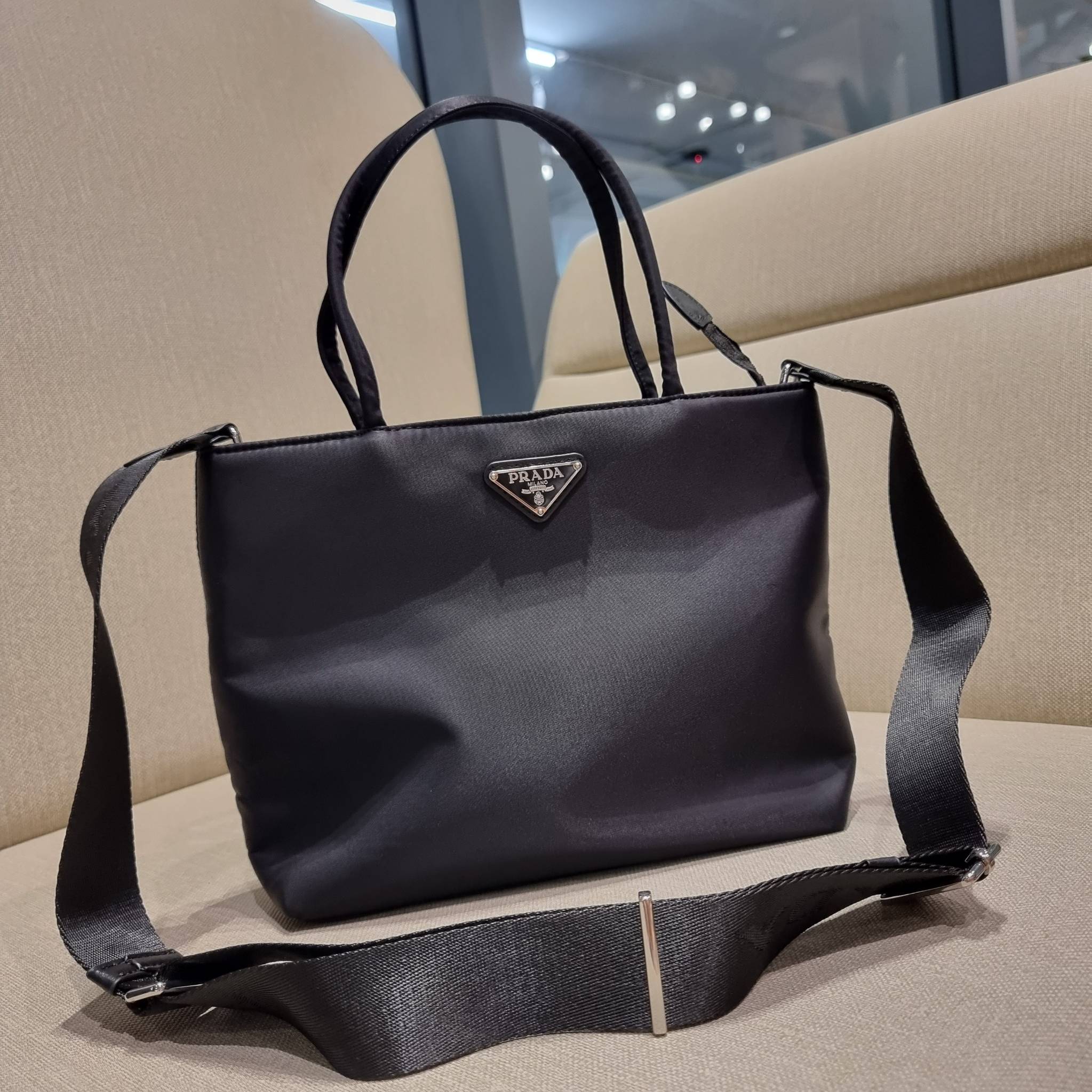PRADA RE-NYLON TESUTO TOTE BAG กระเป๋าทรงช้อปปิ้ง ขนาดกำลังสวย รุ่นหายาก ขายดีตลอดกาล!!ด้วยรูปทรงที่ใช้งานง่ายและสะดวก ทำให้ครองใจทั้งสาวๆและหนุ่มๆได้ไม่ยาก วัสดุผ้าไนล่อนคุณภาพ พร้อมใบลูก ไว้ใส่เหรียญ ใส่กุญแจได้สารพัด ปากกระเป๋ามีซิปปิดกันของหล่น ภายในเ