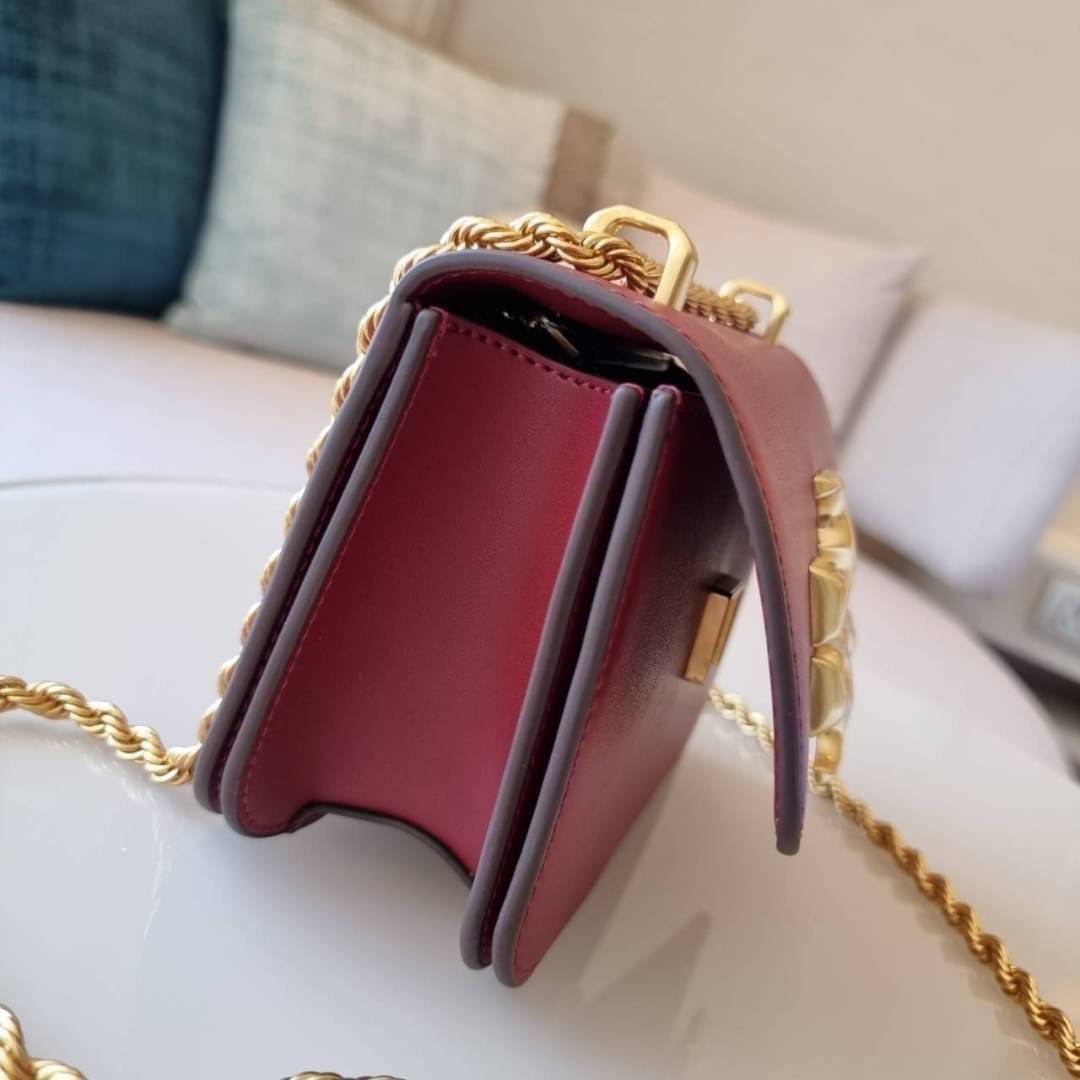 TORY BURCH ELEANOR SMALL CONVERTIBLE SHOULDER BAG ฮอตไอเท็ม รุ่นนี้ขายดีขายหมด สวยหรู คุณหนู ผู้ดี!! หายากมากแล้วน้า กระเป๋าสะพายข้าง ดีไซน์อยู่ทรง ขนาดกำลังสะดวกใช้สำหรับสาว วัสดุหนังแท้เต็มใบ สีทูโทน เปิด-ปิดด้วยแถบแม่เหล็ก ภายในแบ่งสัดส่วนได้เป็นอย่างด