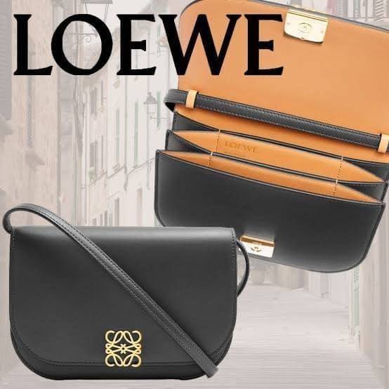 small : LOEWE Goya anagram small leather shoulder bag มาทำความรู้จักทุกดีเทลของ กระเป๋า GOYA ไอเท็มใบใหม่ล่าสุดจาก Loewe ด้วยรูปทรงกล่องอันคลาสสิกที่มาพร้อมรายละเอียดอันน่าค้นหา ด้วยรูปทรงบ็อกสุดคลาสสิก พร้อมโครงสร้างที่กะทัดรัดเปี่ยมไปด้วยสเน่ห์น่าค้นหา 