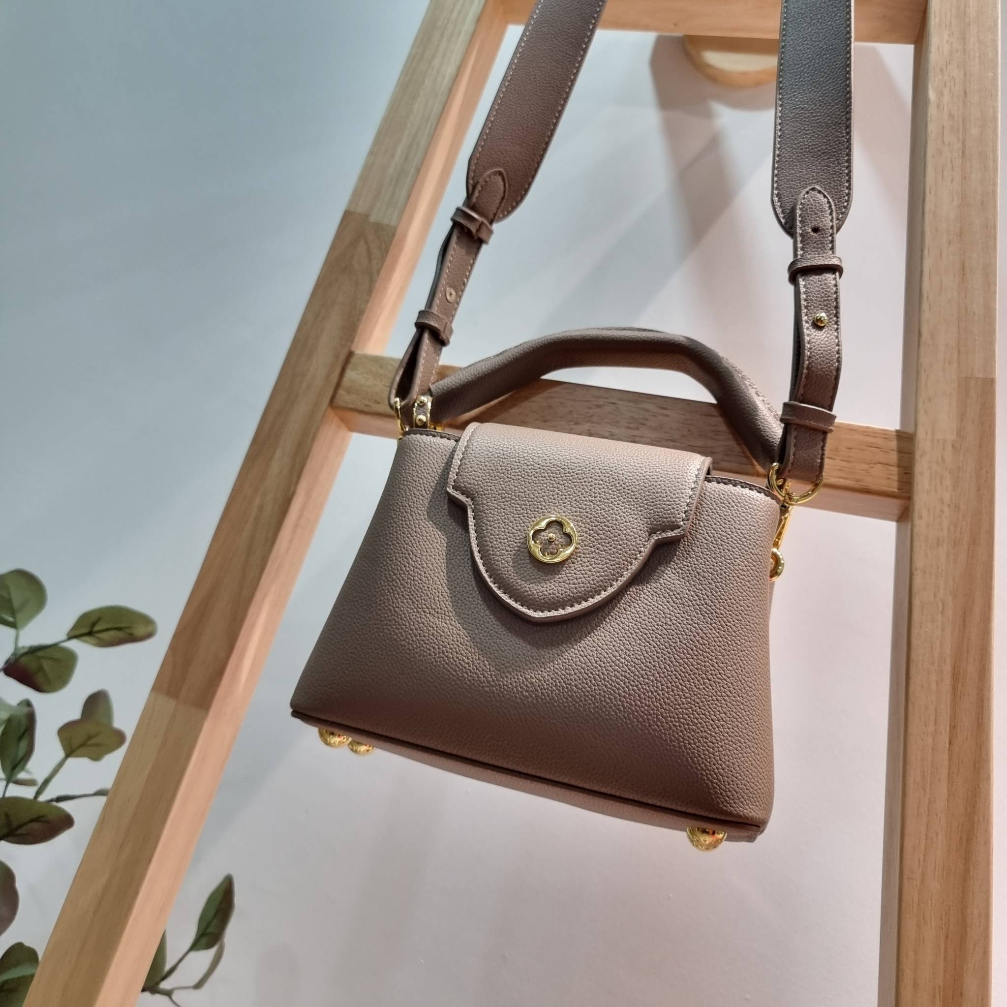 LV capucines mini top handle ที่สุดของความสวยในราคาเบาๆ กระเป๋าถือสุดหรู ดีไซน์ทรงคลาสสิค ที่รอบนี้มาในไซส์มินิ ดีงามม้ากกกก!! มาพร้อมหูจับในตัว ด้วยรูปทรงวินเทจและวัสดุหนังลูกวัว ขับผิว ทำให้ไอเท็มนี้สะกดทุกสายตาจริงๆ