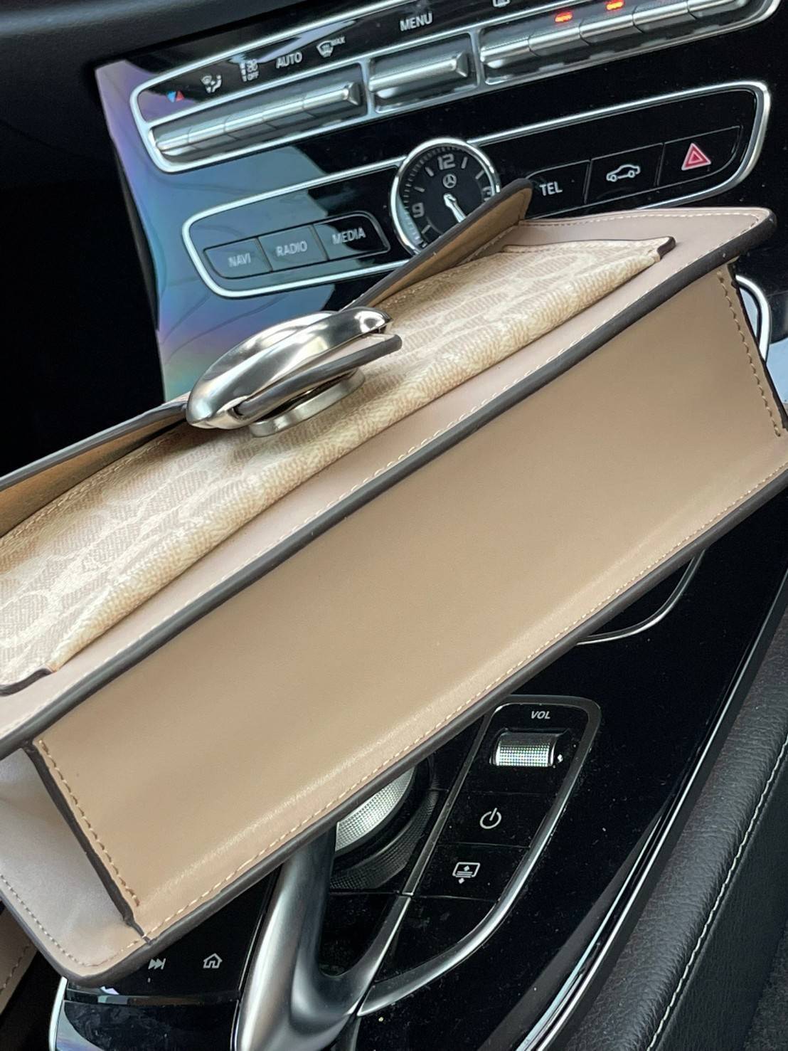 Coach tabby shoulder bag ให้ลุคเก๋ ๆ ด้วยสีและลวดลายคลาสสิกตามแบบฉบับสาว Coach กระเป๋าสะพายไหล่สุดคลาสสิกรุ่นนี้ เป็นรูปทรงสี่เหลี่ยมผืนผ้าที่เข้าได้กับสาว ๆ ทุกสไตล์ หมุดสำหรับเปิดปิดกระเป๋าที่เป็นรูปตัว C ทำให้ได้กระเป๋าที่บ่งบอกความเป็น Coach ได้อย่างส