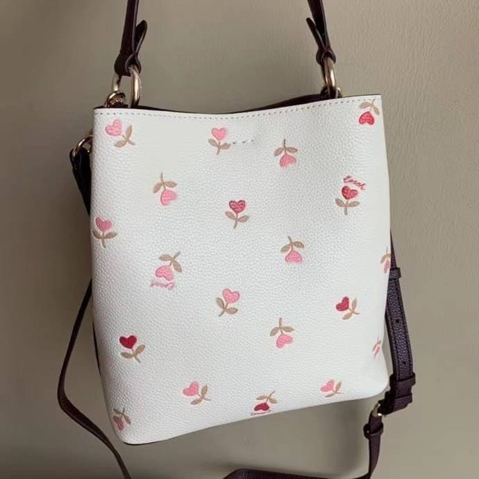COACH SMALL TOWN BUCKET BAG WITH HEART FLORAL PRINT ((C2811)) 💐พร้อมส่งสินค้าห้ามพลาดค่ะ! กระเป๋าหิ้ว//คล้องไหล่//สะพายครอสบอดี้ร์ได้ ใบเดียวเอาอยู่จร้า😘 หนังแท้โดดเด่นด้วยดอกหัวใจนูนสลับวิ้งๆ ได้สวยงามน่ารักมากๆค่ะ