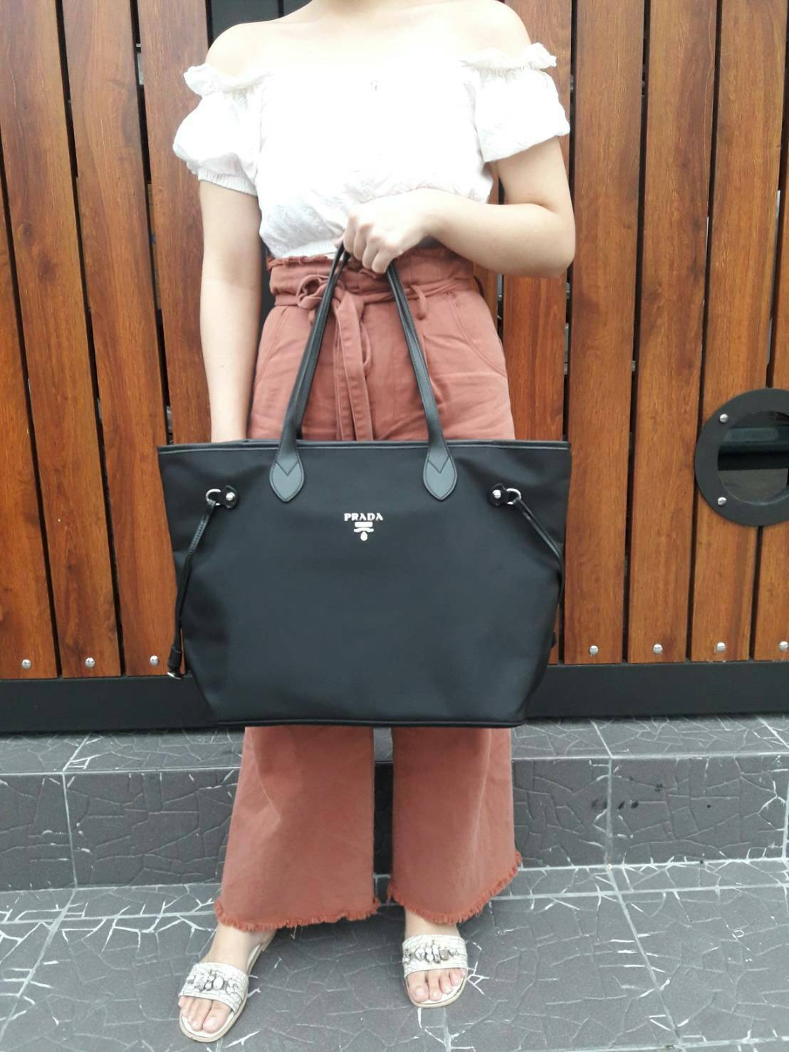คุ้มจุใจสาวๆค้า ใบนี้ Must Have item! กระเป๋าสะพายทรง TOTE ใบใหญ่ จากพรีเมี่ยมกิ้ฟท์เคาเตอร์แบรนด์ PRADA อะไหล่เงินทั้งใบ เปิดปิดด้วยซิป สะพายไหล่ได้ ไม่ติด จุคุ้มมากสุดๆค่ะ ใส่เสื้อผ้า 1-2 วันได้สบาย ด้านข้างสามารถปรับได้สองทรงตามสไตล์การแต่งตัว เหมาะมาก