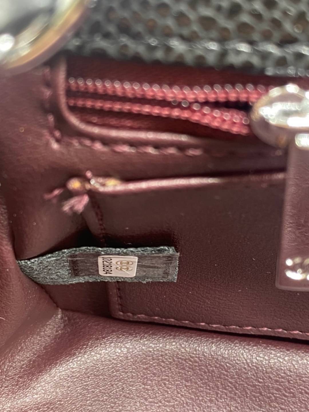 หนังแท้ CHANEL classic 8" black caviar รุ่นยอดนิยมไอเท็มฮิตวัสดุหนังคาเวียร์สวยคลาสสิค ด้านหน้ามีโลโก้แบรนด์อะไหล่ทอง/เงินสวยหรู ภายในสีแดงเบอกันดี้ เป็นใบยอดนิยมของสาวๆ เลยค่าา พร้อมส่งที่ไทยไม่ต้องรอพรีฯ สาวก Chanel Must Have! นะคะ