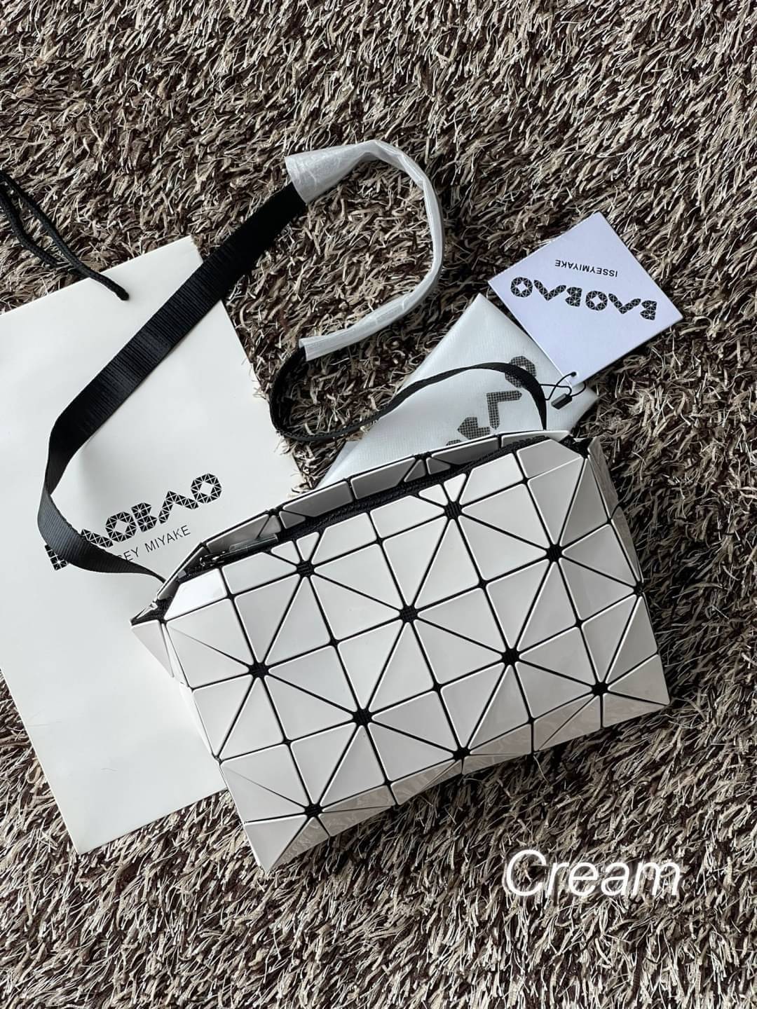BAOBAO Issey Miyake CARTON GLOSS SHOULDER BAG มาในไซส์ขนาดกะทัดรัด โดดเด่นด้วยดีไซน์อันเป็นเอกลักษณ์ของแบรนด์ ที่สำคัญน้ำหนักเบา