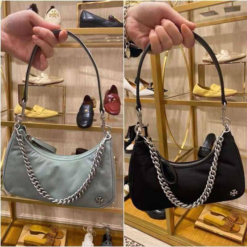 TORY BURCH handbag / TORY BURCH shoulder bag พร้อมส่งที่ไทย Tory Burch 151 Mercer Small Crescent Bag กระเป๋าถือหรือสะพายไหล่ วัสดุNylon อะไหล่เงิน น้ำหนักเบา พกพาสะดวก ใส่โทรศัพท์ iIphone+ ได้ ด้านในโล่งมีช่องเล็กใส่บัตร 2 ช่อง มาพร้อมสายสั้น สายหนัง+สายโ