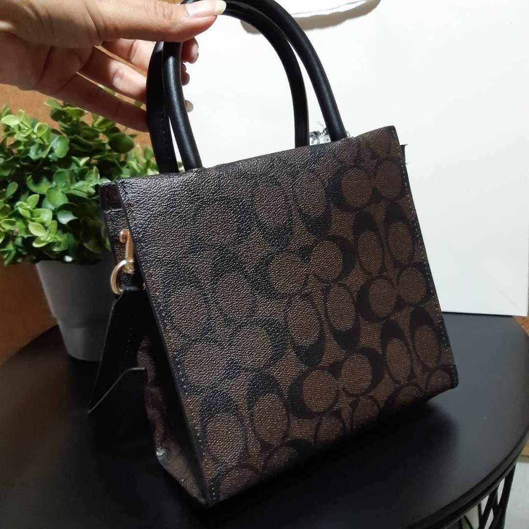 COACH 5693 MINI CALLY CROSSBODY IN SIGNATURE CANVAS กระเป๋าครอสบอดี้โท้ทมินิไซส์ รุ่นใหม่สุดฮอต!! ใบจริงคือน่ารักม้ากกกก!! สวยอยู่ทรง น่ารักน่าใช้ วัสดุหนังแคนวาสเคลือบลาย ปากกระเป๋ามีกระดุมแม่เหล็ก มาพร้อมหูจับในตัวและสายสะพายข้าง ถอดออกหิ้วเก๋ๆก็ได้ หรื